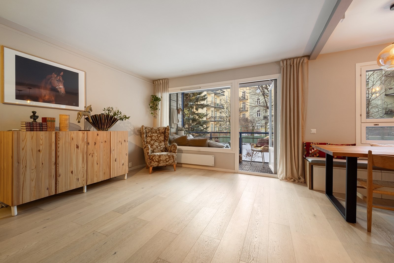 De store vindusflatene, balkongdøren og den gjennomgående planløsningen sikrer optimale lysforhold. Galleribilde