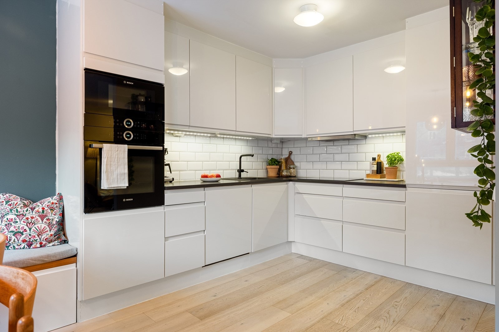 Integrerte hvitevarer som stekeovn, mikrobølgeovn, induksjonskoketopp og oppvaskmaskin. Ventilator med avtrekk via mekanisk avtrekksanlegg. Galleribilde