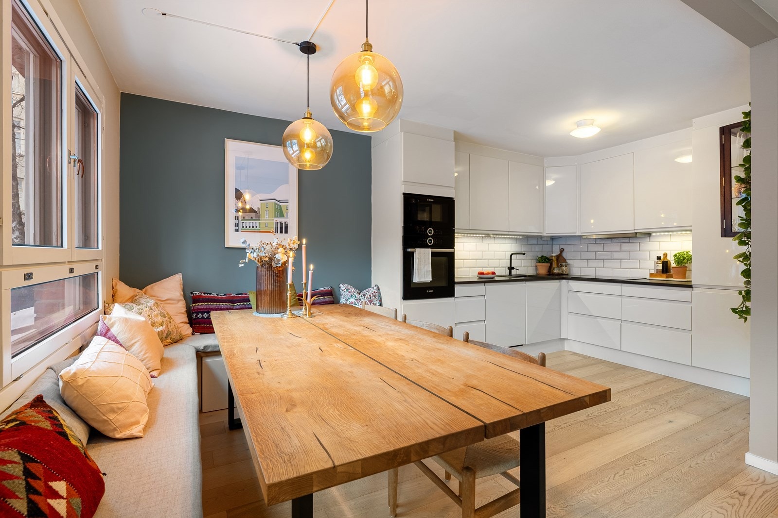 På kjøkkenet er det god med lagringsplass i både skap og skuffer. Galleribilde