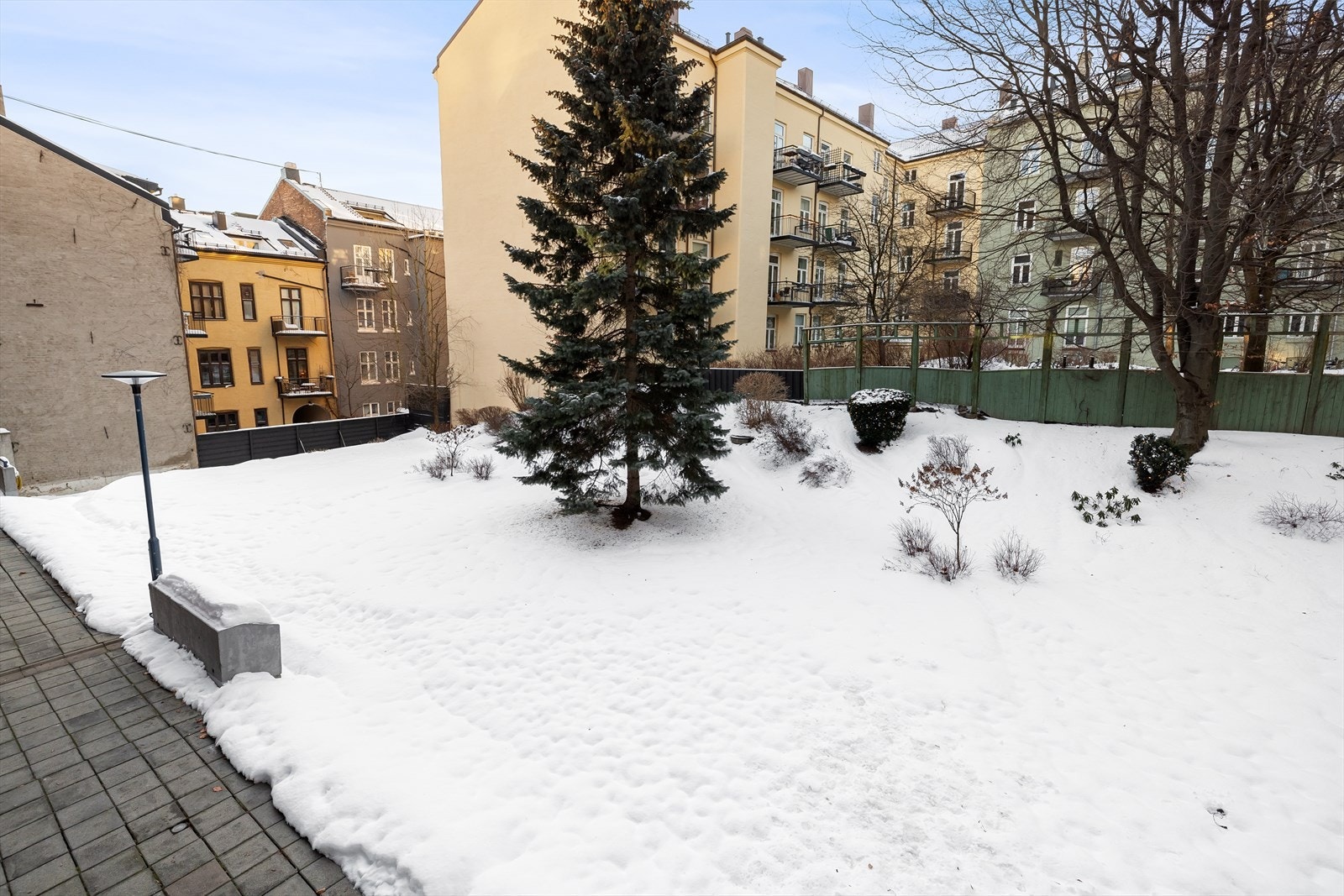 Det er lagt varmekabler i bakgården som sikrer isfri gangvei hele vinteren. Galleribilde