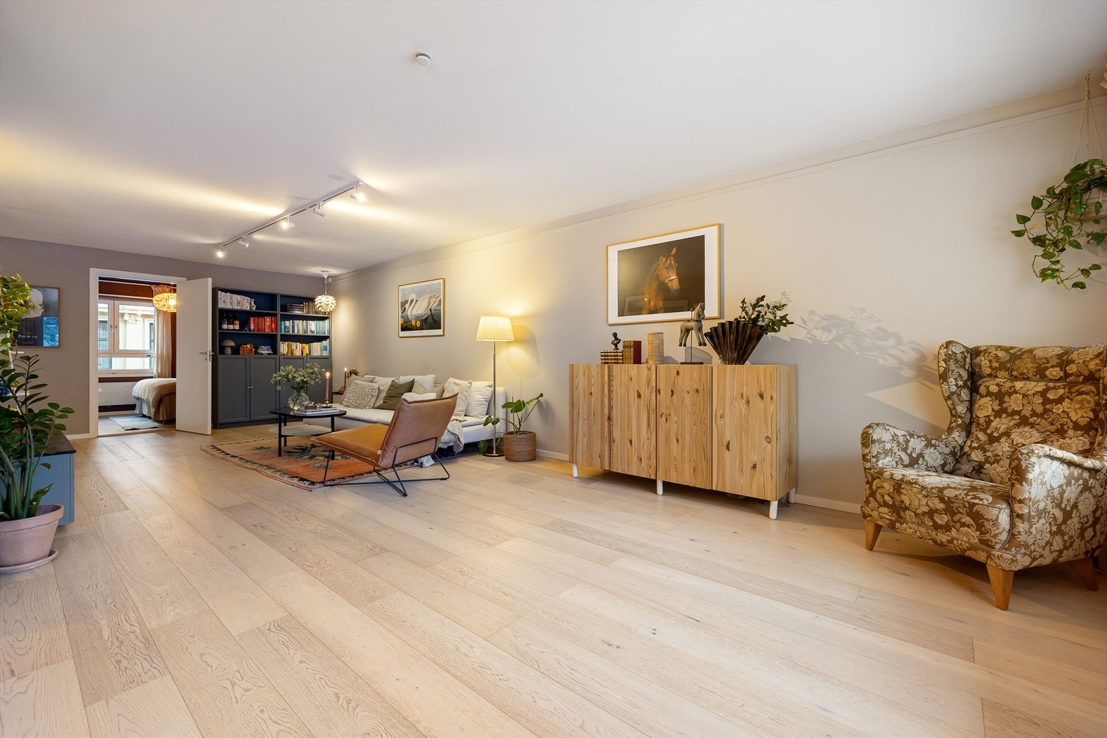 Leiligheten oppleves stilren og gjennomført med en-stavs parkett, behagelige fargevalg og gode lysforhold. Galleribilde