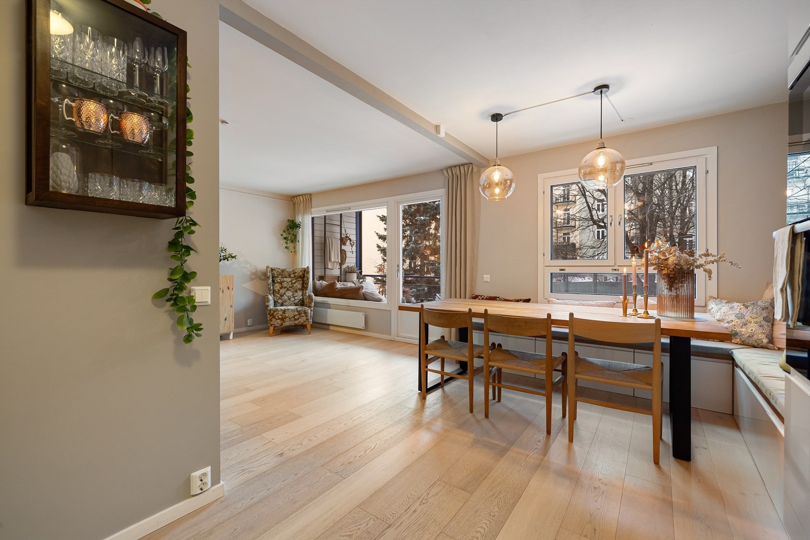 Leiligheten har en åpen kjøkken- og stueløsning med god, skjermet plassering av kjøkkenet. Galleribilde