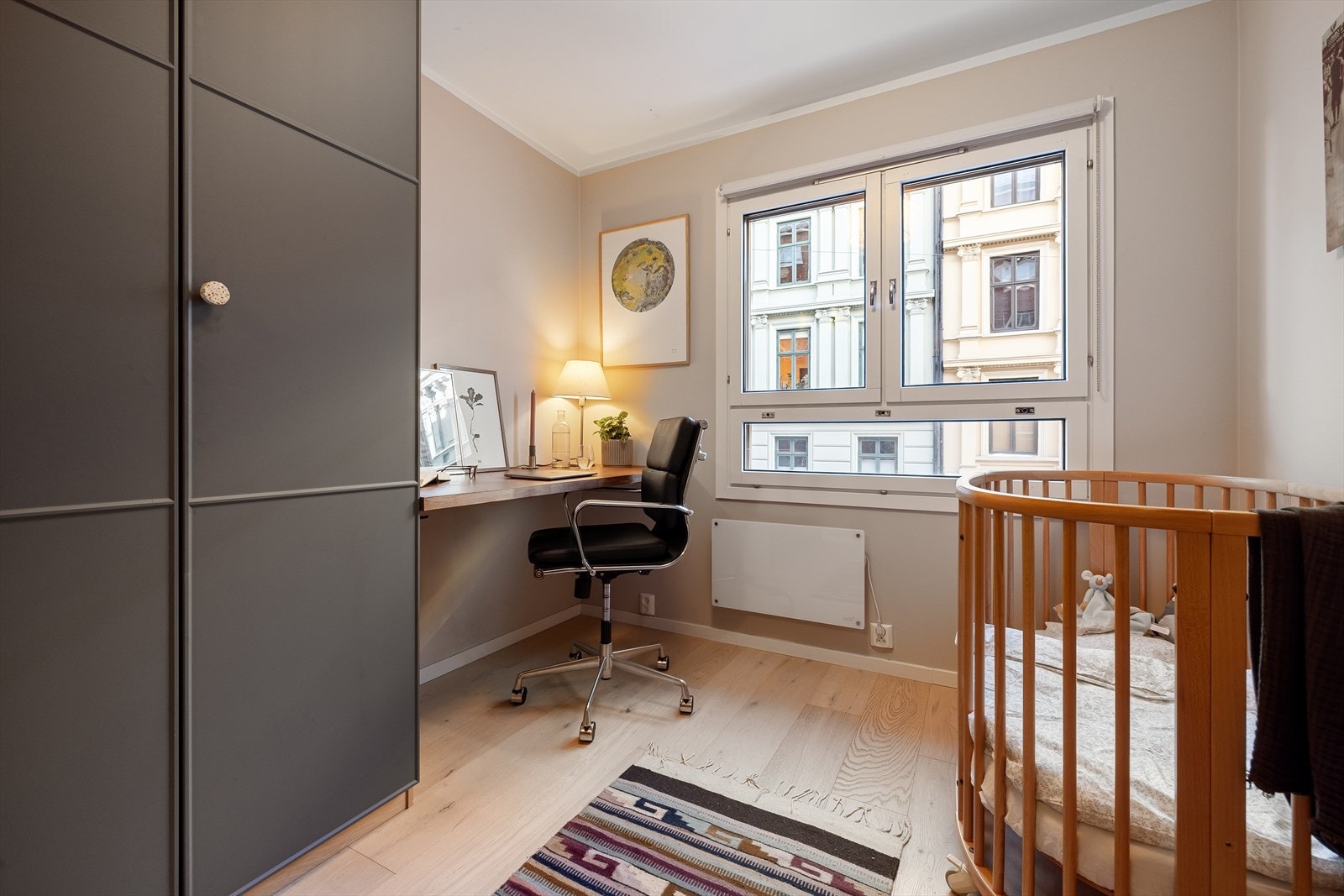 Det er plass til seng, skrivepult og skap/kommode. Galleribilde