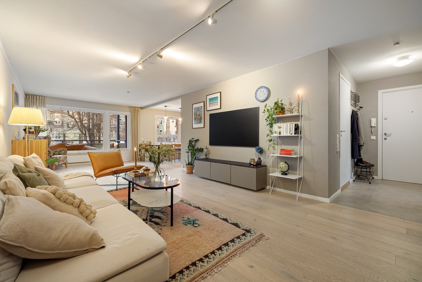 En lekker og romslig 3-roms med solrik balkong, heis og garasjeplass i kjeller. Galleribilde