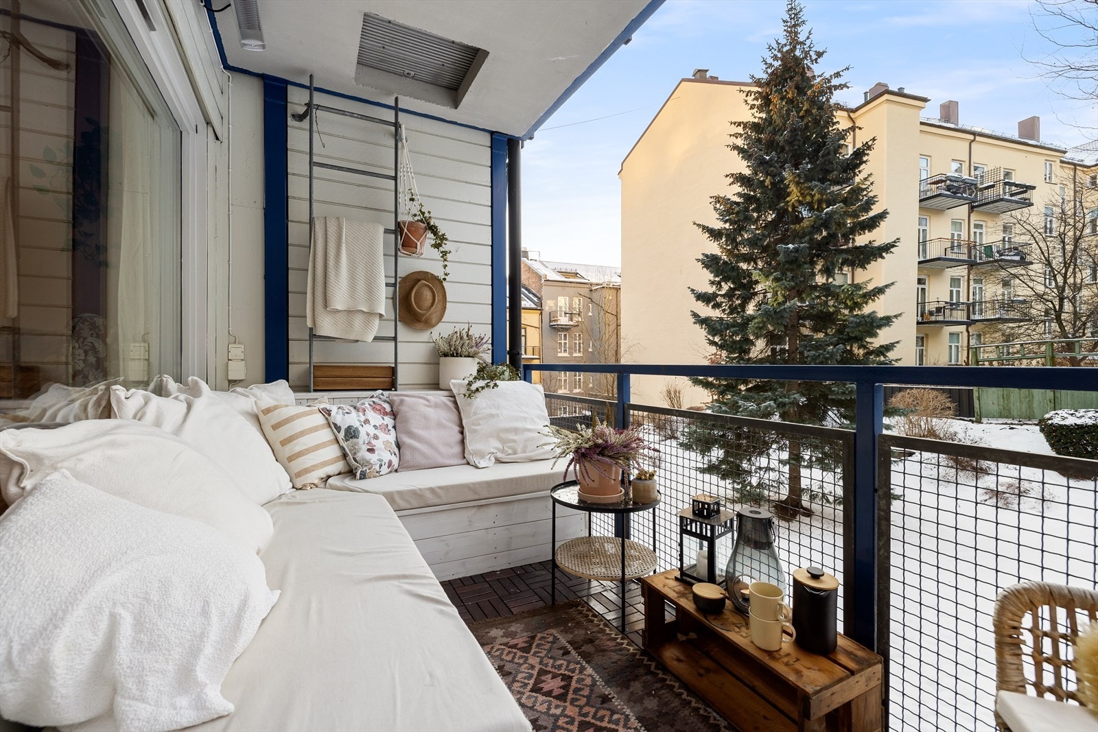 Fra stuen er det utgang til en overbygget balkong på ca. 5,6 kvm. Galleribilde