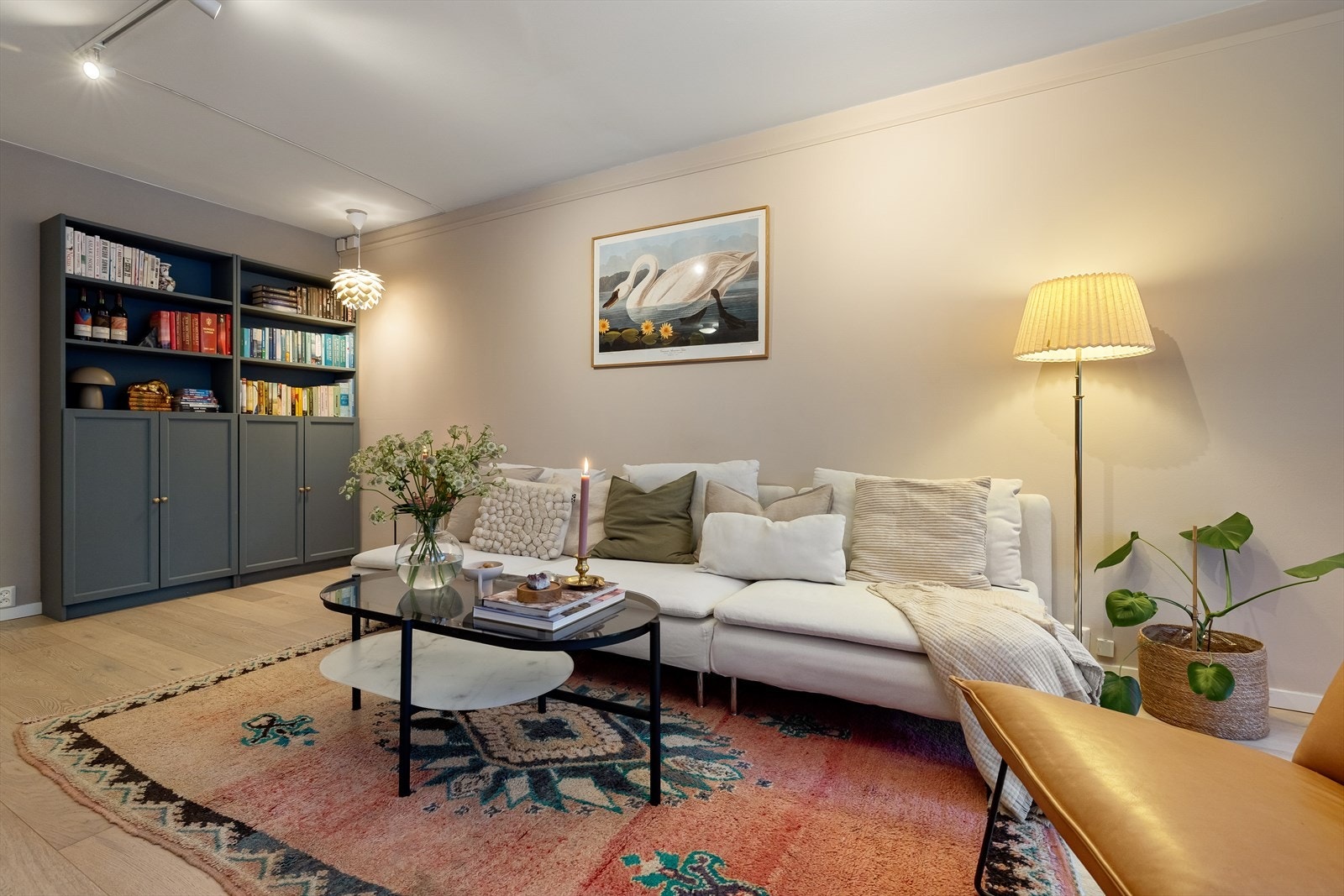 Leiligheten har en generøs, luftig stue med god plass til flere soner. Galleribilde