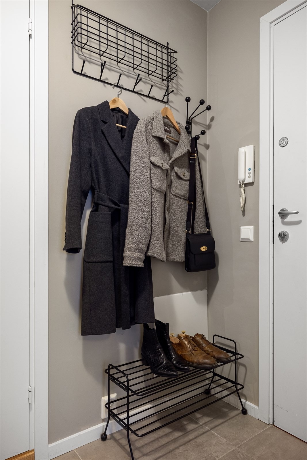 I gangen er det plass til knagger og skohylle for oppbevaring av yttertøy. Galleribilde