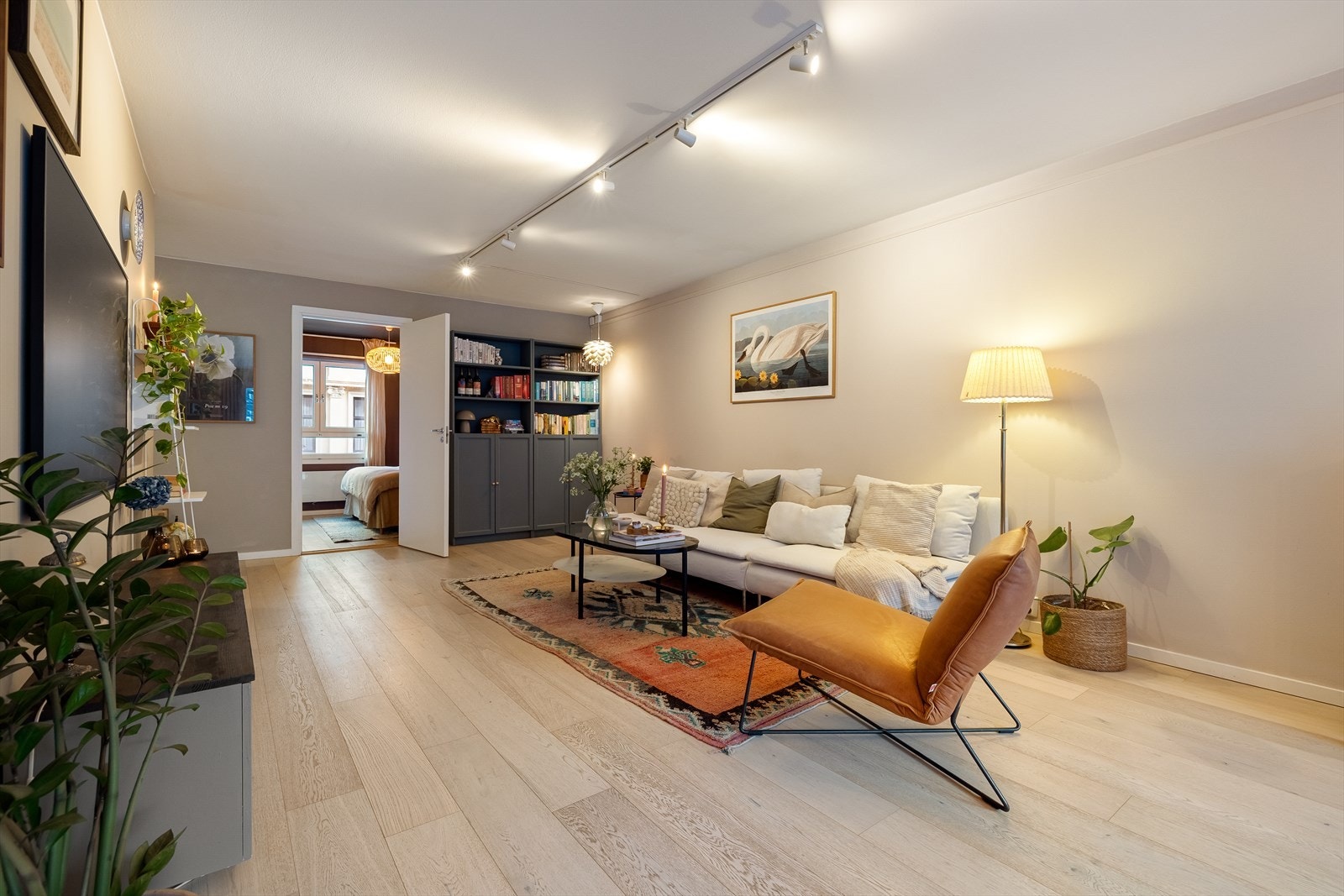 Det er plass til stor sofagruppe med tilhørende sofabord og tv-benk. Galleribilde