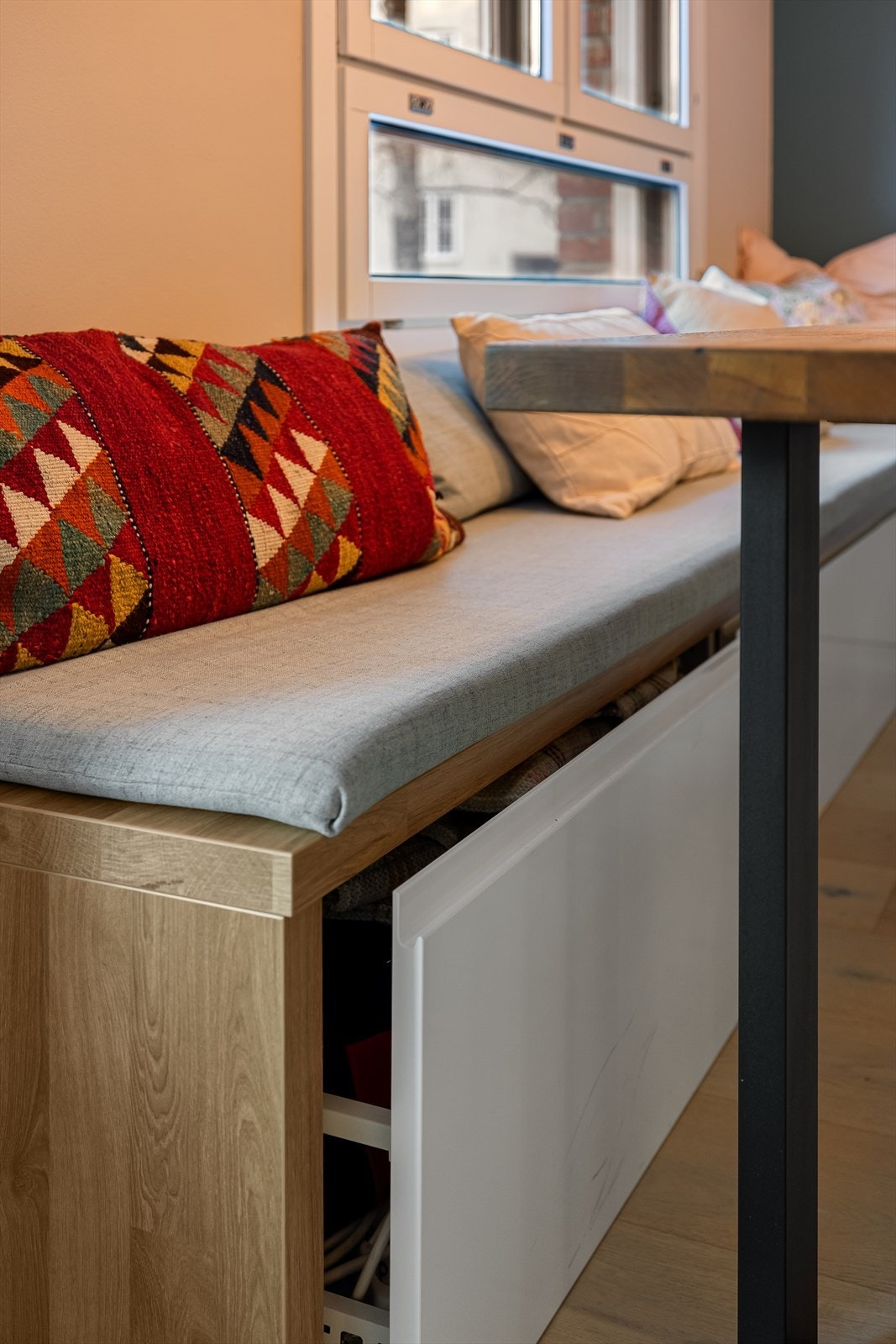 På kjøkkenet er det plassbygd sittebenk med ekstra lagringsplass. Galleribilde