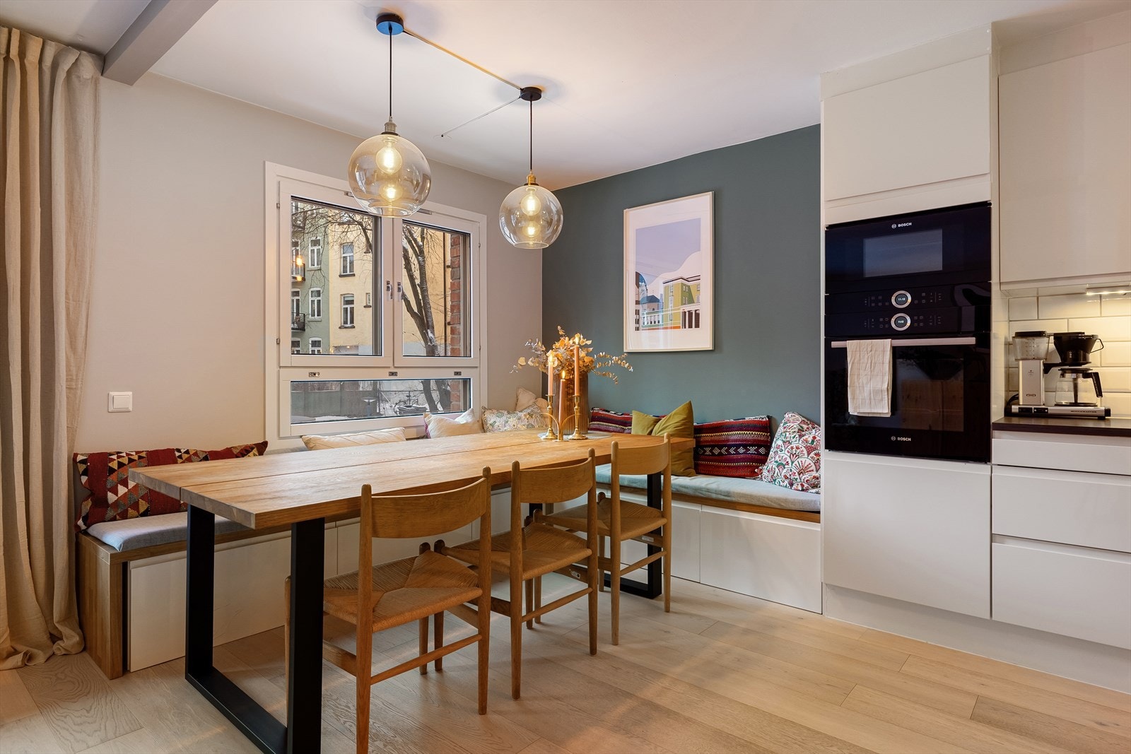 Kjøkkenet har god plass til langbord. Galleribilde