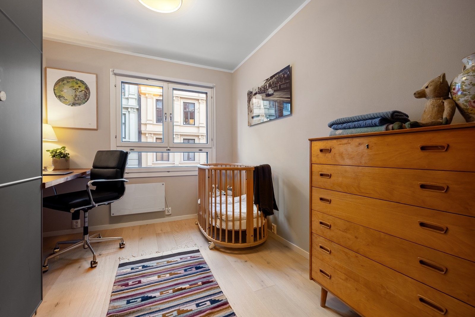 Soverom 2 passer utmerket som barnerom, gjesterom eller hjemmekontor. Galleribilde