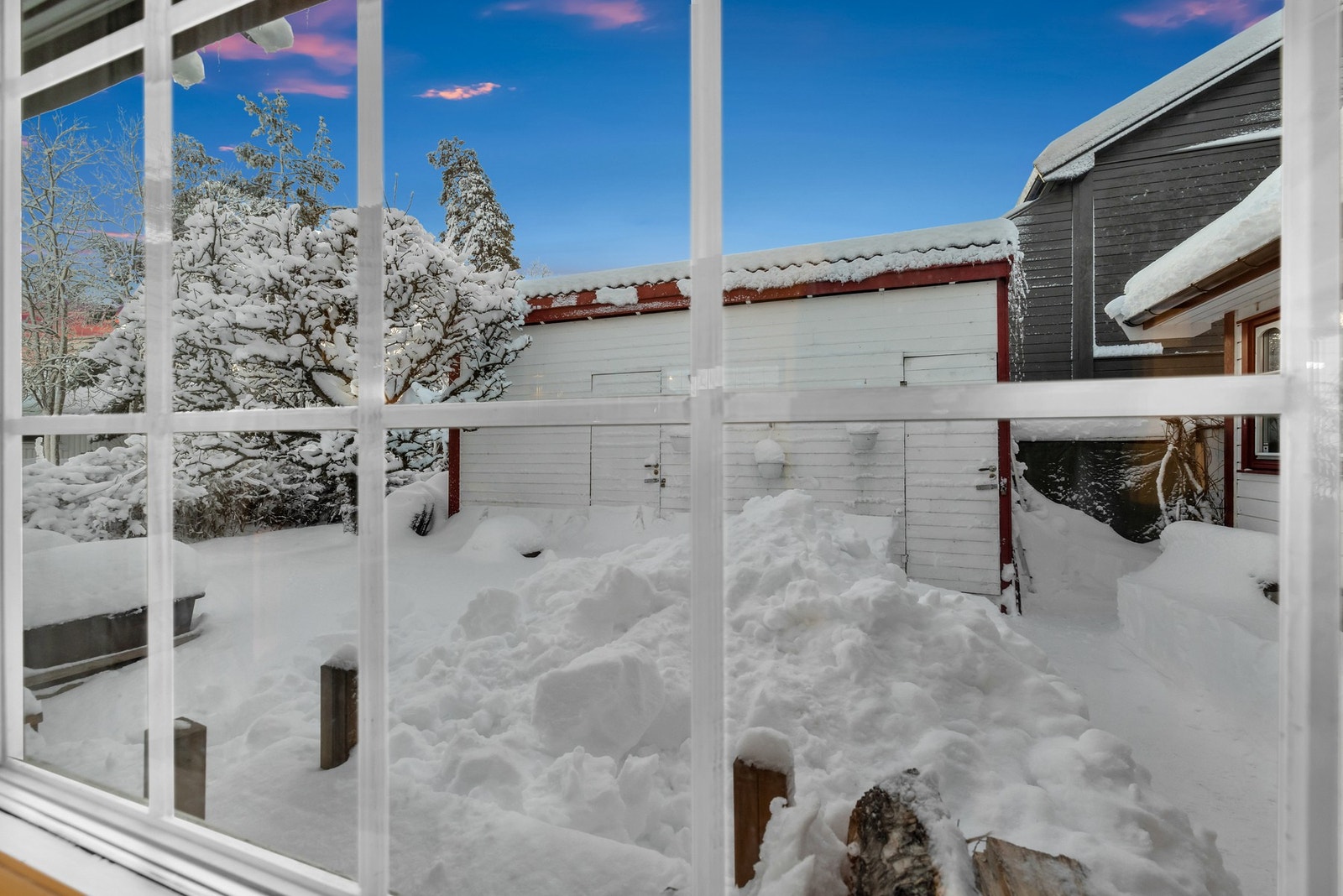 Fra stuen sett mot hage. Galleribilde