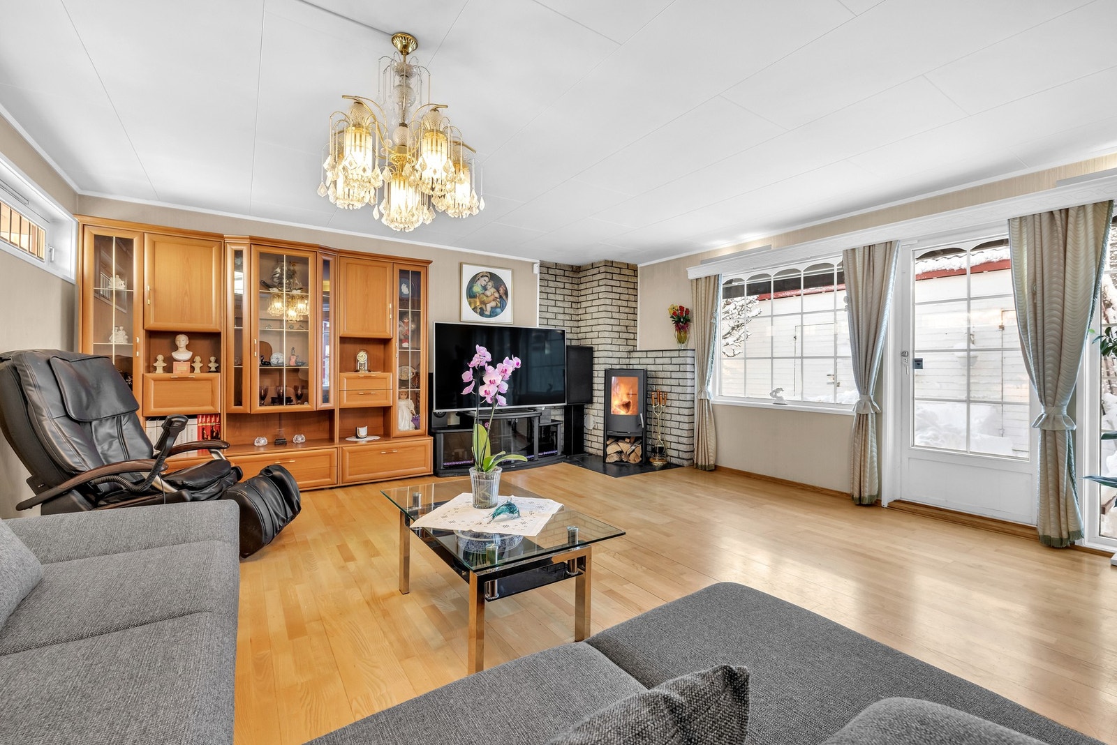 Leiligheten er malt i lyse fargetoner, som spiller godt på lag med sollyset. Galleribilde