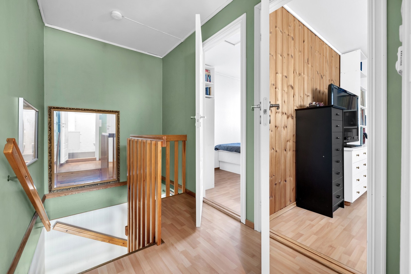 2. etg består av to soverom, baderom, samt kryploft. Galleribilde