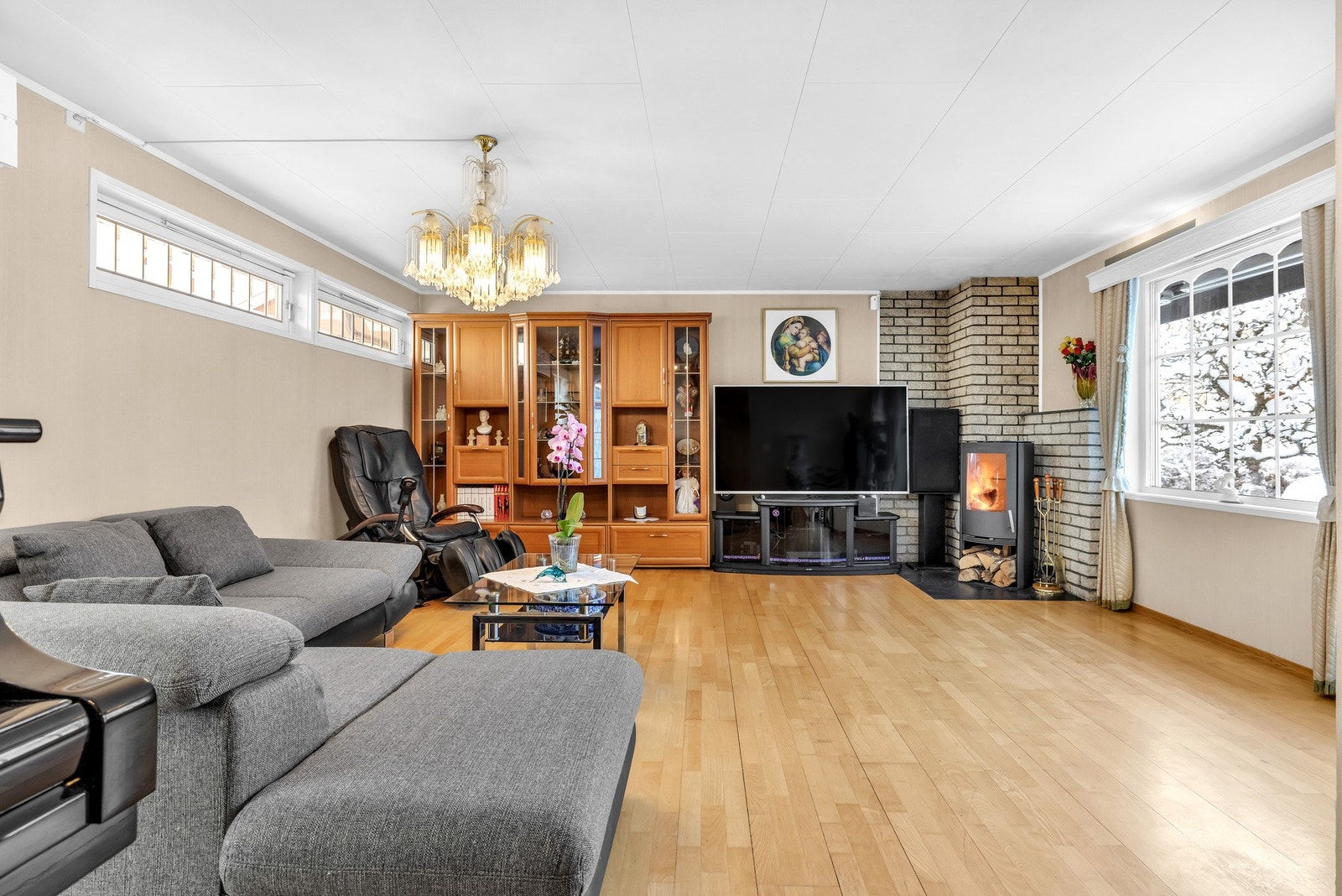 Her er det god plass til sofaseksjon, bord, multimedia og annet tilhørende stuemøblement. Galleribilde