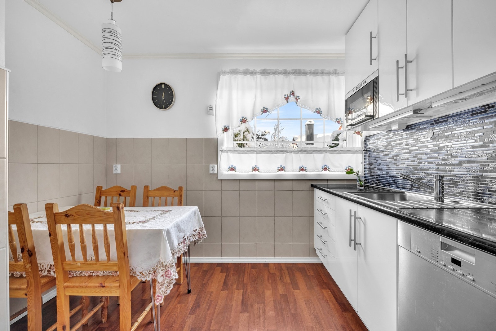 Her er det også plass til et koselig spisebord der frokosten kan nytes. Galleribilde
