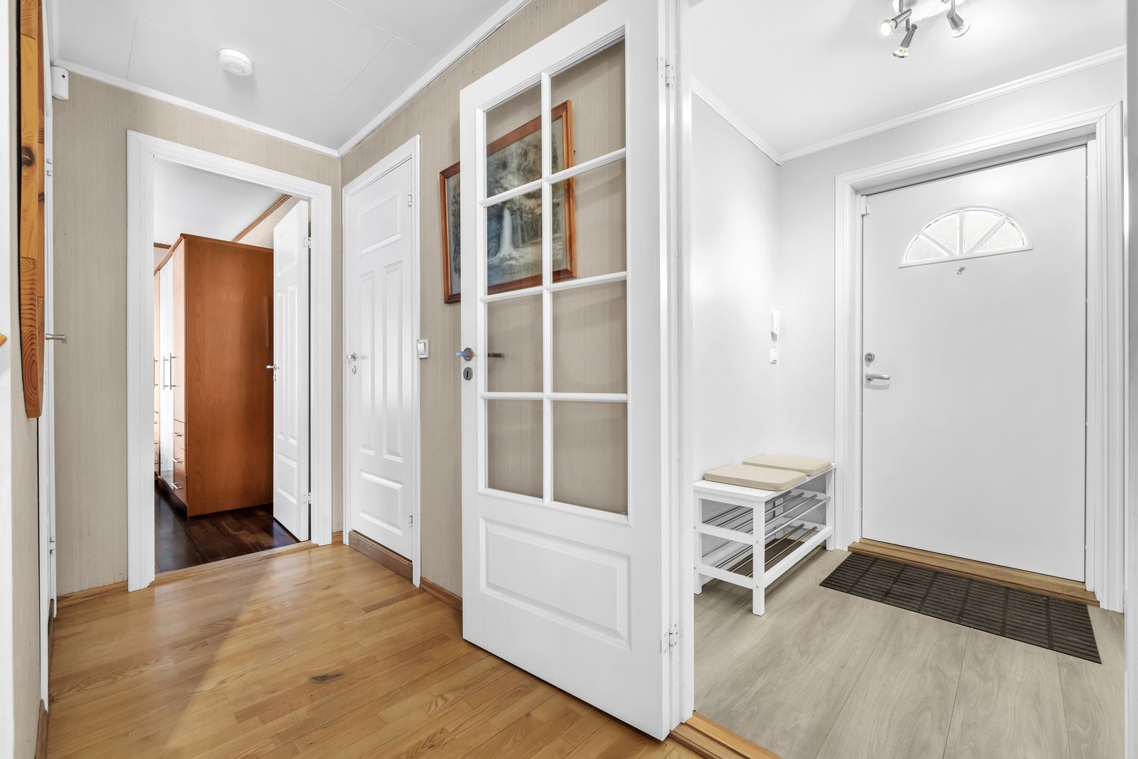 Velkommen inn! Hyggelig inngangsparti med god plass til å sette fra seg sko og yttertøy. Videre adkomst til gangen. Galleribilde
