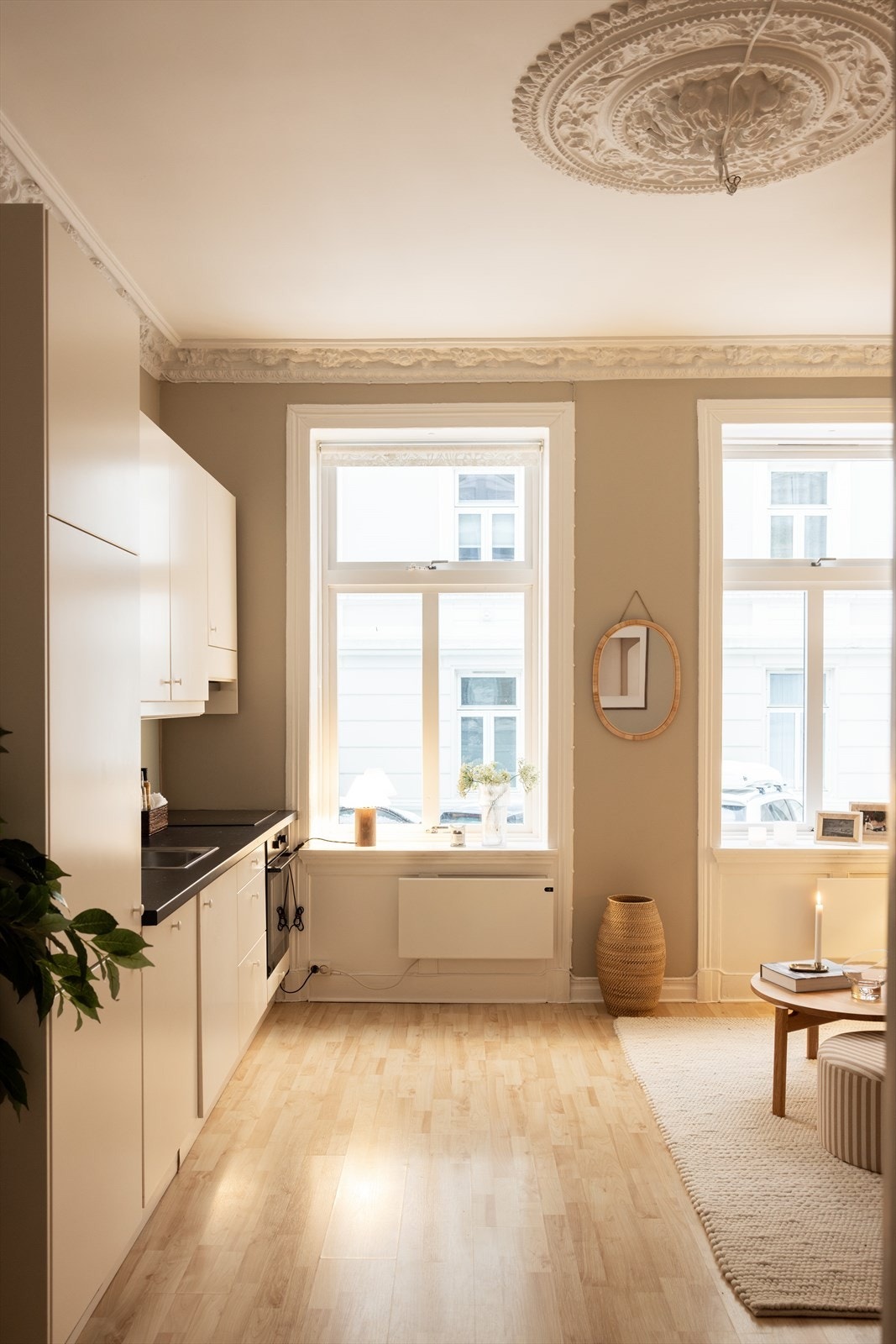 De store vinduene og den generøse takhøyden gjør leiligheten ekstra lys. Galleribilde