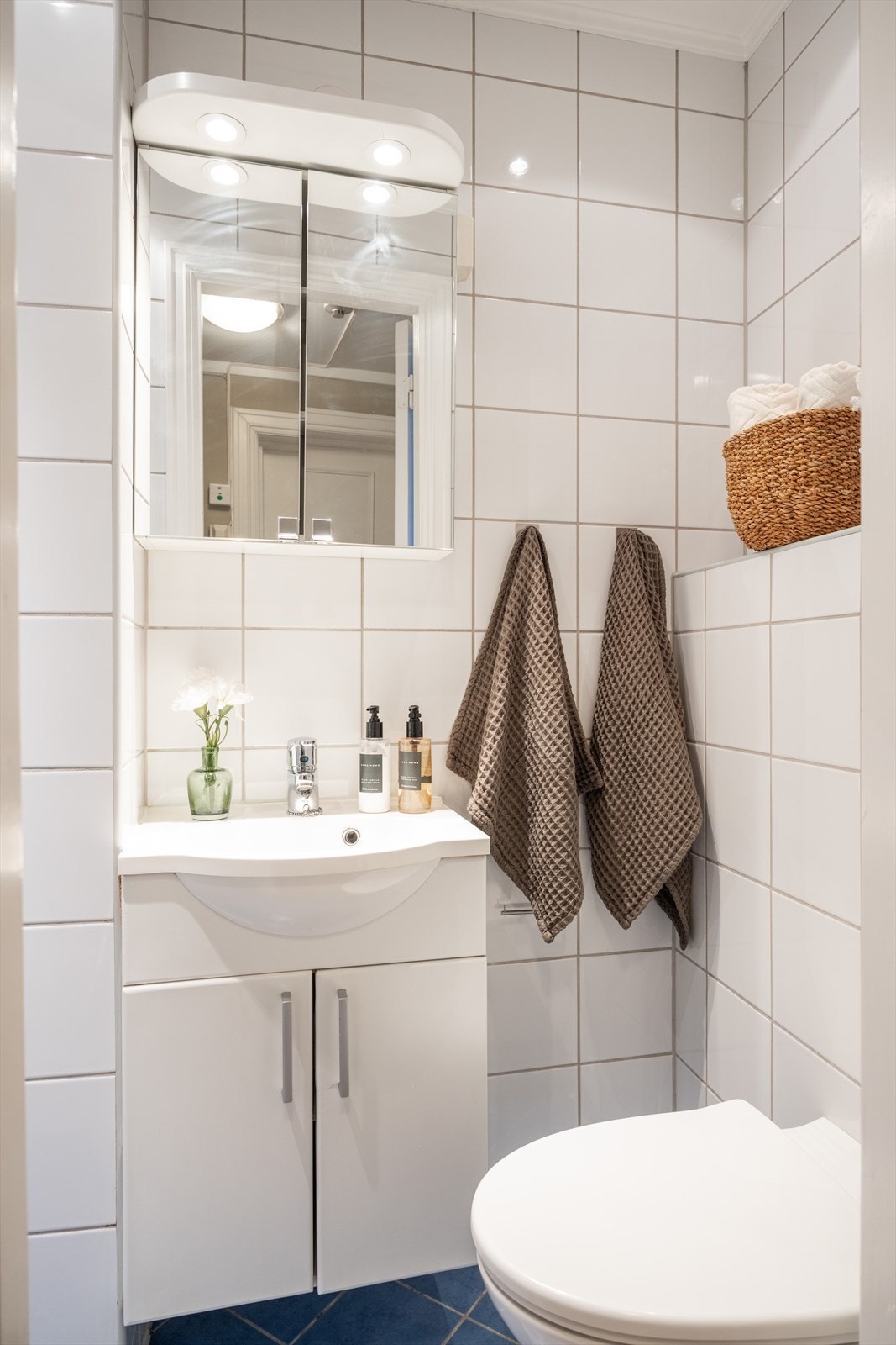 Pent baderom med innfelt downlights i himling og elektrisk gulvvarme. Galleribilde