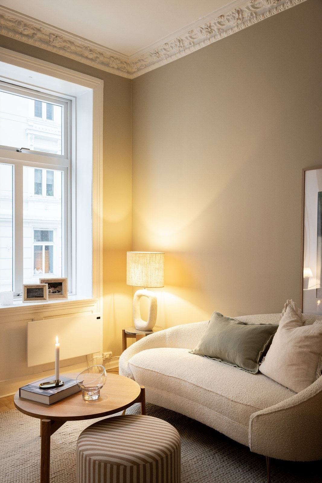 Leiligheten holder en gjennomgående god standard med overflater malt i en fin beigetone som skaper en lun atmosfære. Galleribilde