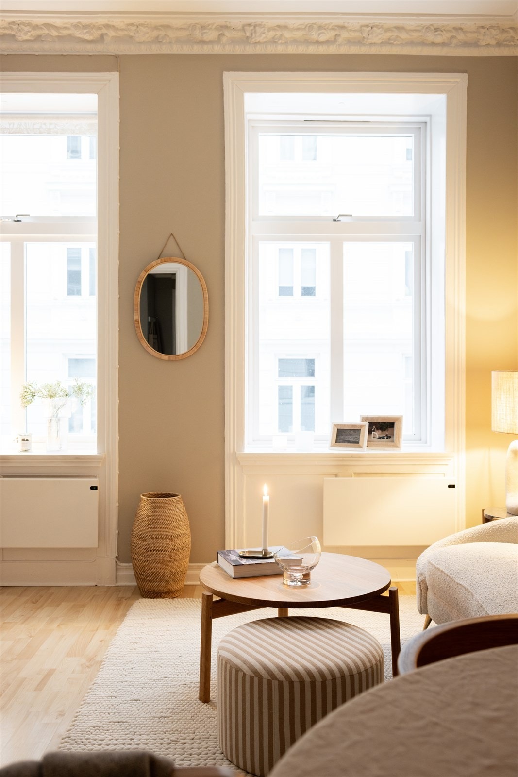 I stuen er det god plass til både sofagruppe og spisebord. Galleribilde