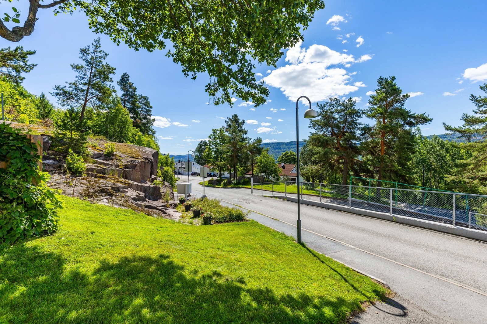 Gangfelt med belysning som gjør det attraktivt med turer også om høsten og vinteren. Galleribilde