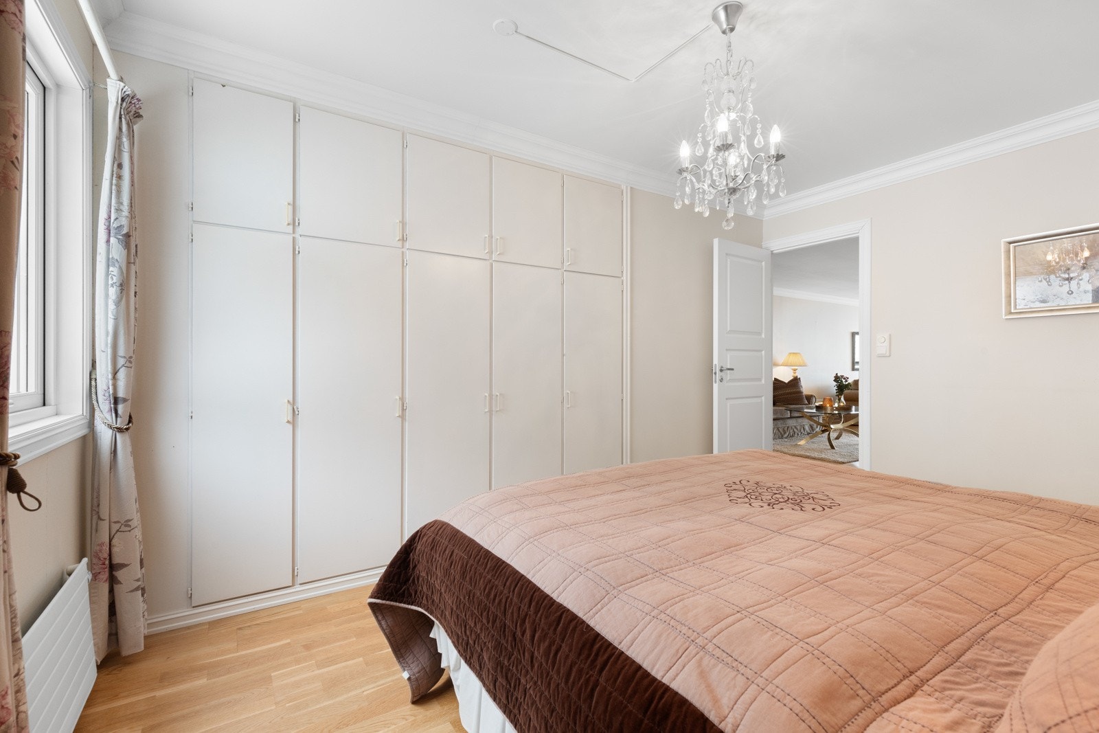 Hovedsoverom med lekker skyvedørsgarderobe. Galleribilde