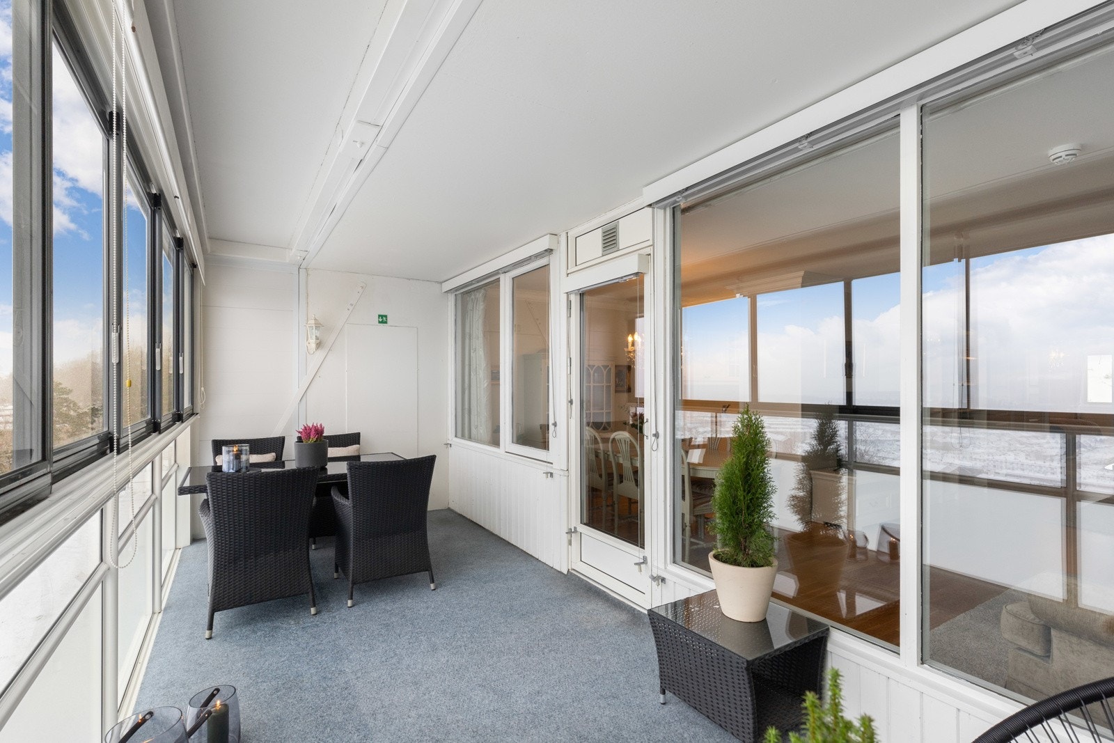 Stor innglasset balkong på hele 14 kvm. Galleribilde