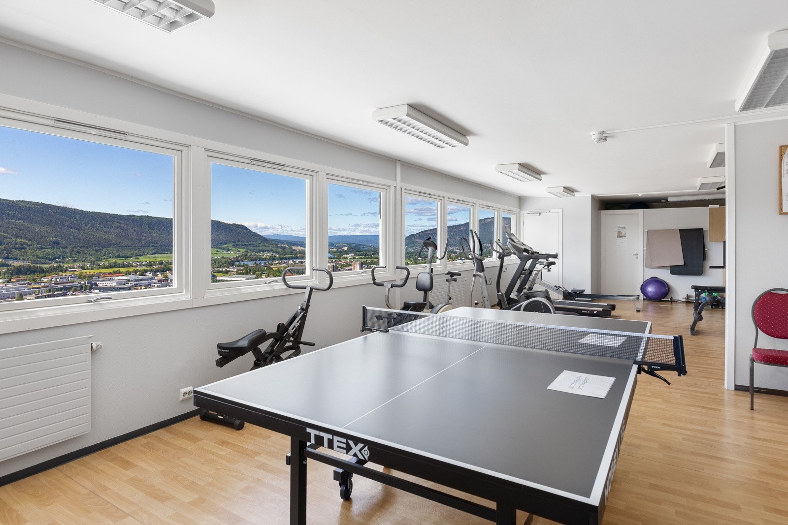 Fellesareal med trimmuligheter, solarium og aktiviteter. Galleribilde