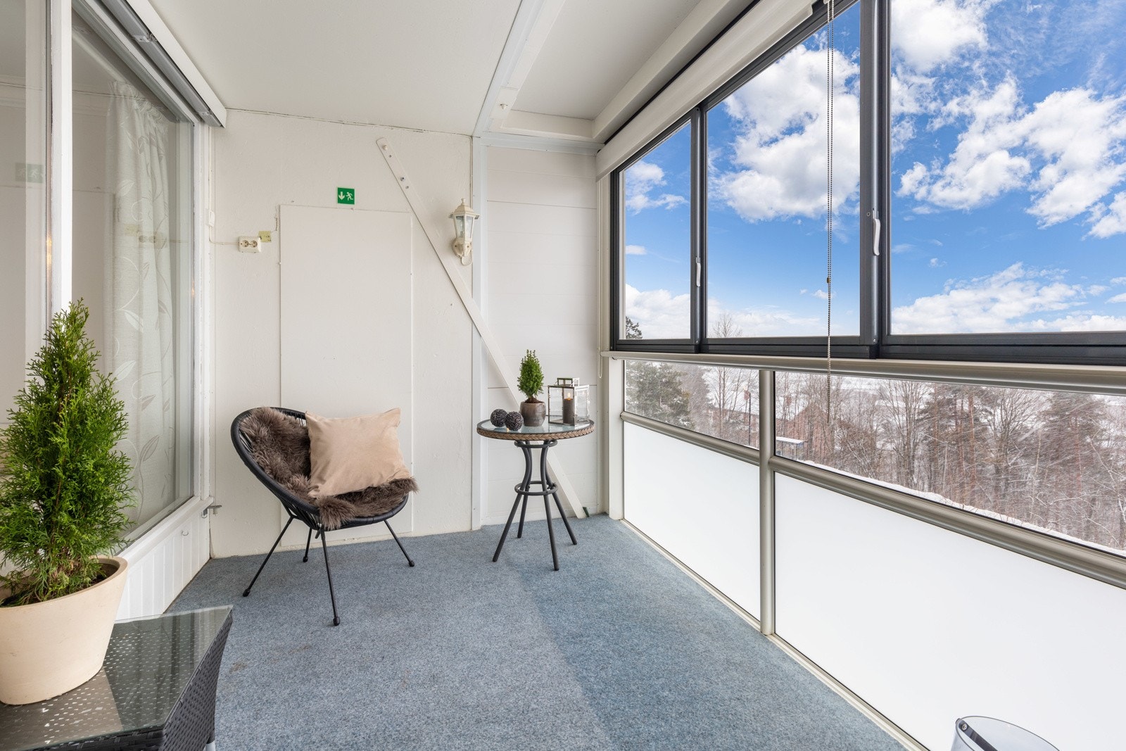 Balkongen er sydvent og solrik. Galleribilde