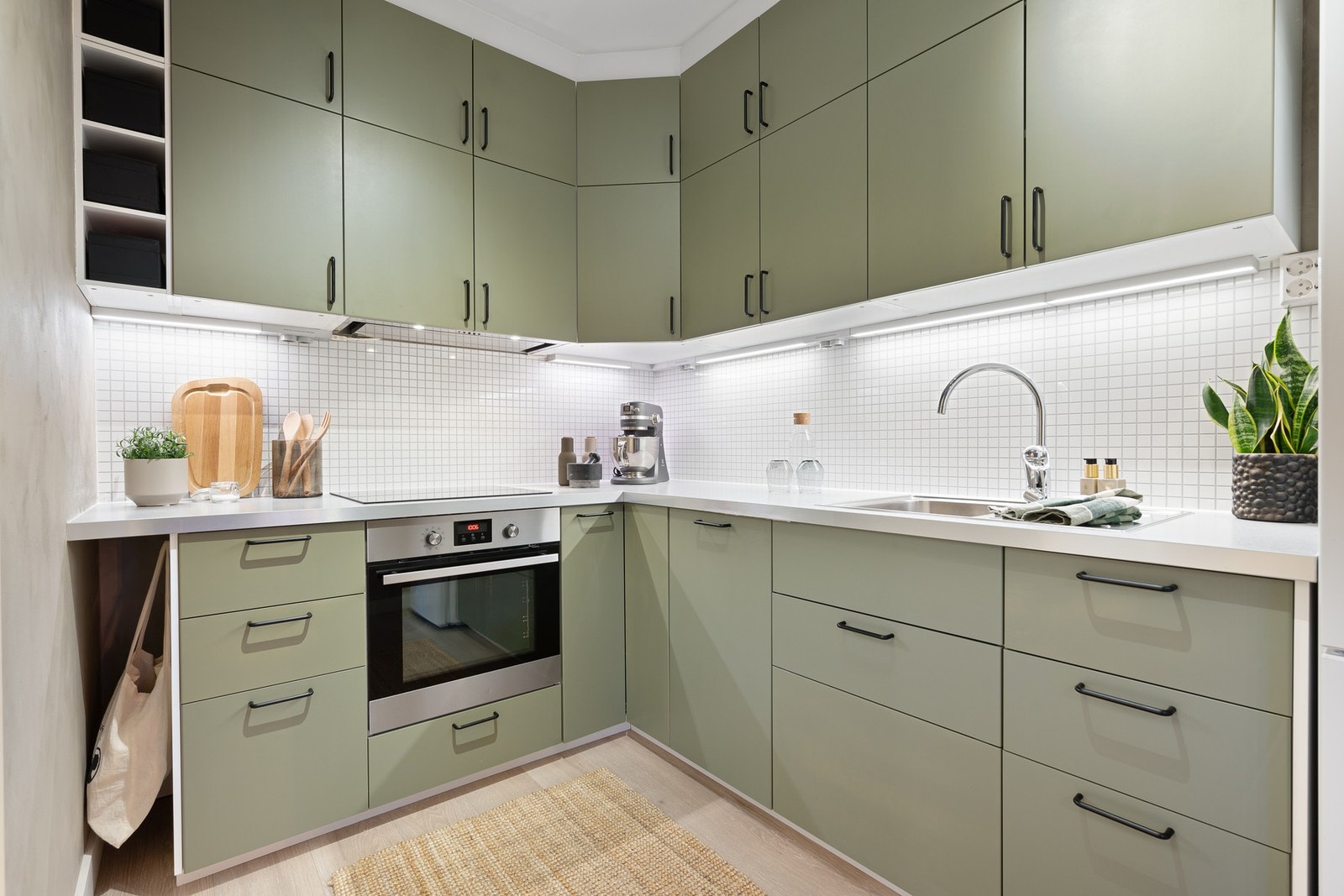 Delikat kjøkken fra 2013 med rikelig skap- og benkeplass. Galleribilde