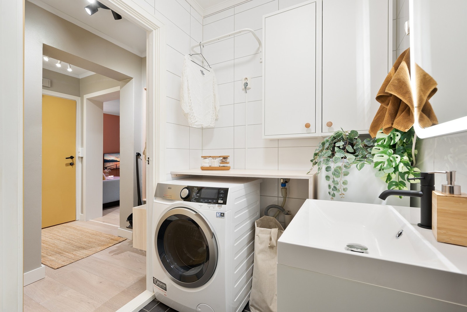 Baderommet har opplegg for vaskemaskin. Galleribilde