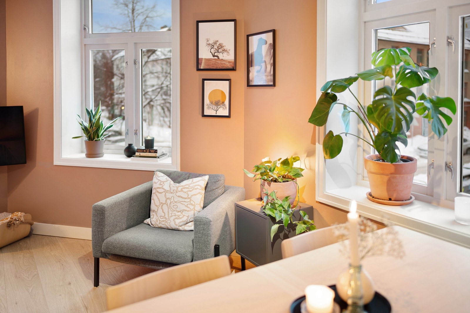 Leiligheten har store vindusflater som gir godt med naturlig lys inn. Galleribilde