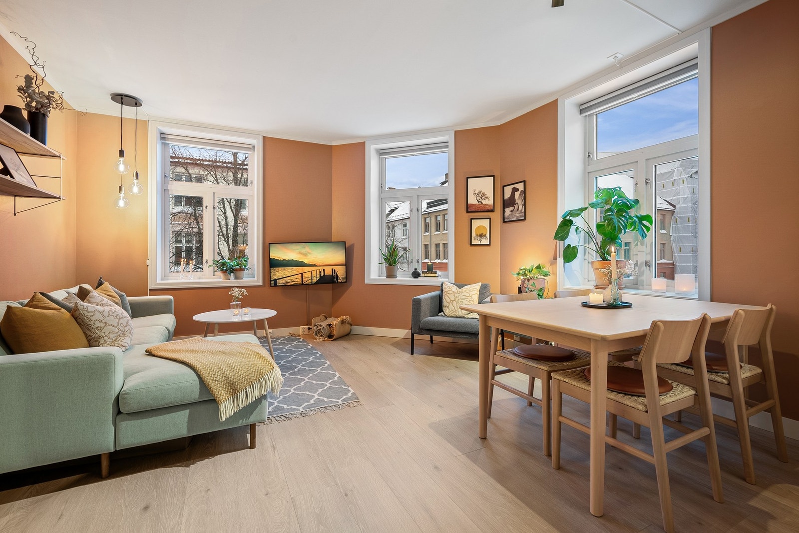 Leiligheten ligger fint til i byggets 2.etasje med flott hjørnebeliggenhet. Galleribilde