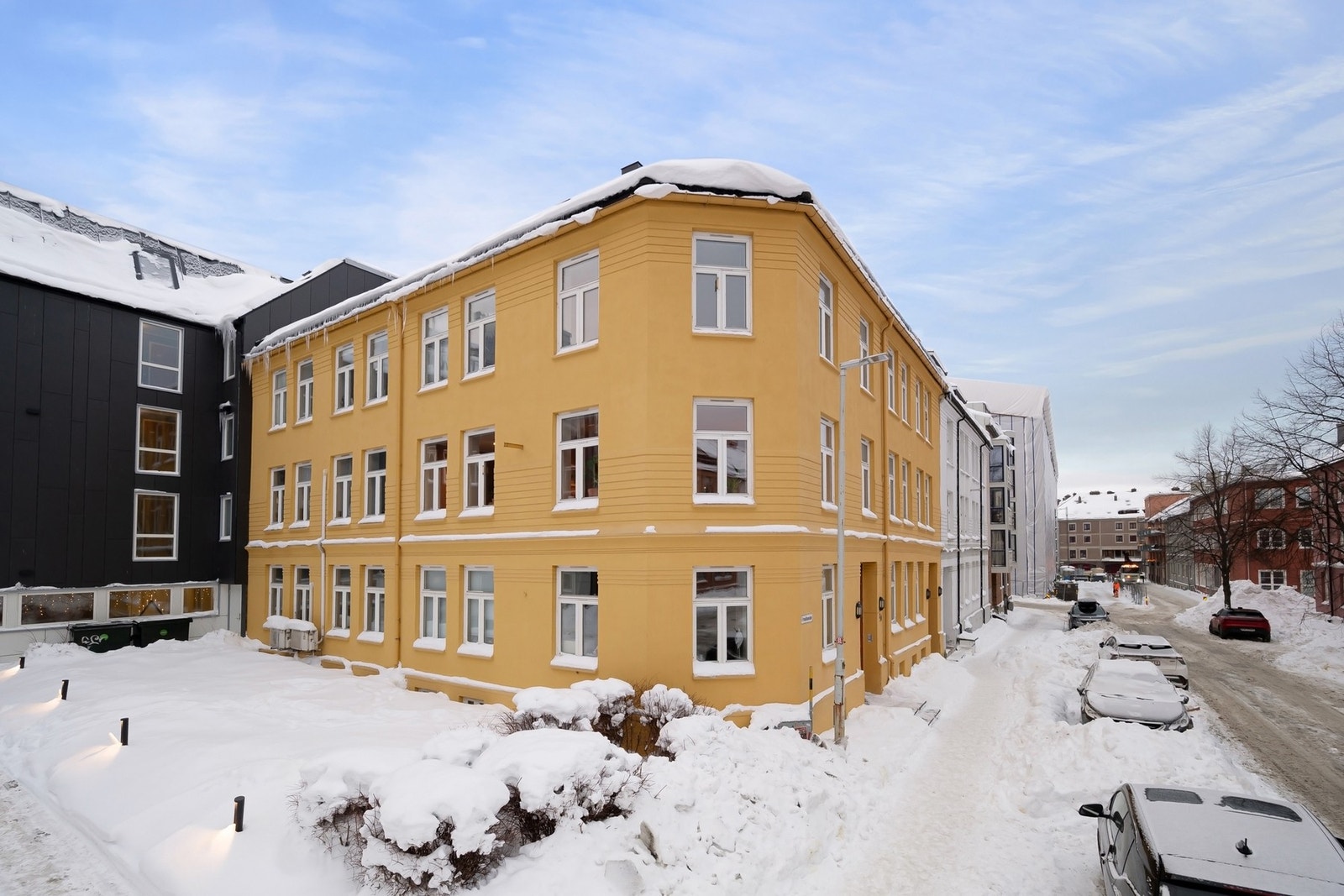 Hjørneleiligheten ligger i en ærverdig murgård med kort avstand til både Solsiden og flere studieplasser. Galleribilde