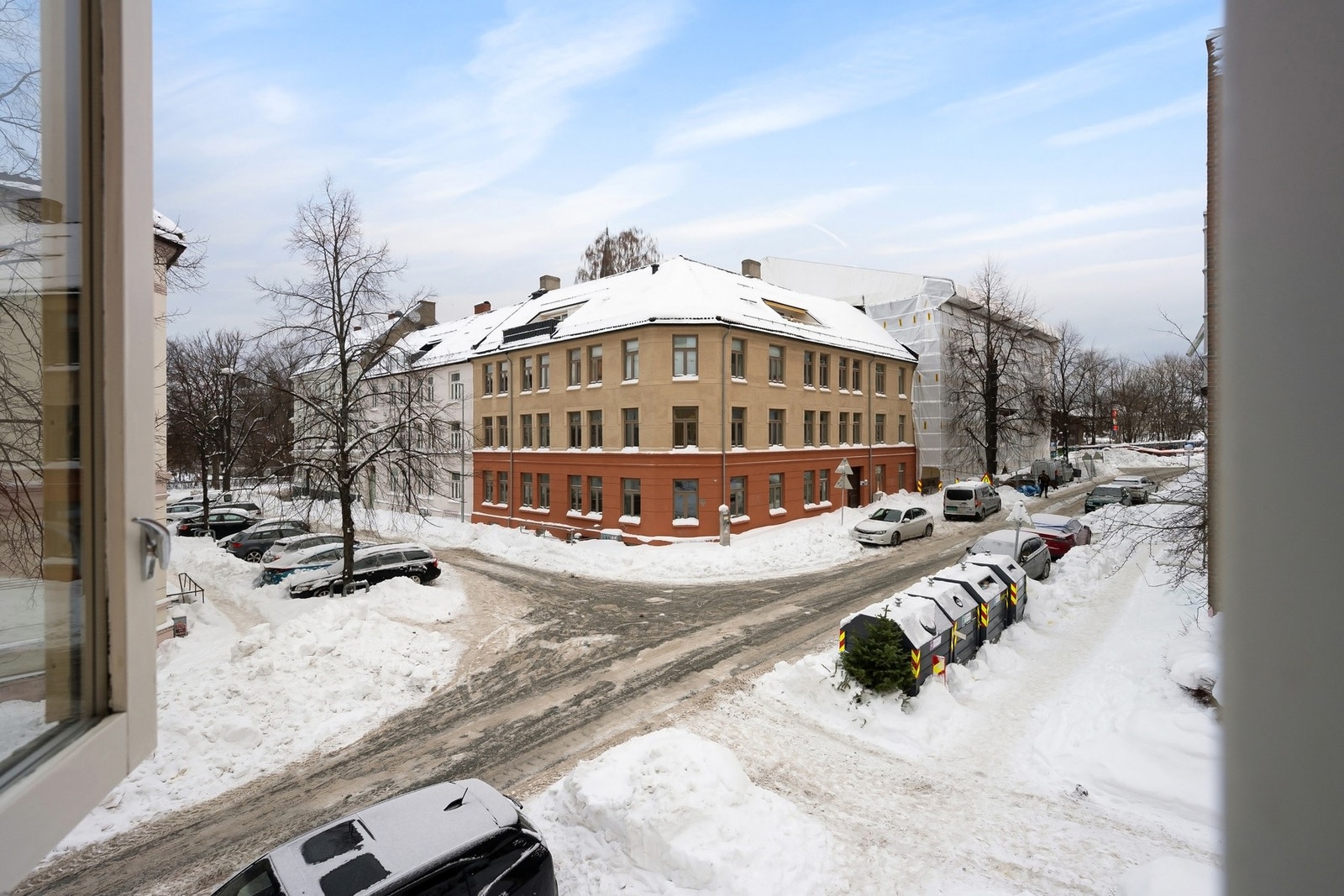 Boligen har en sentral beliggenhet på Buran med Lademoparken i umiddelbar nærhet, som ble vesentlig oppgradert i 2008 med flotte grøntarealer. Galleribilde