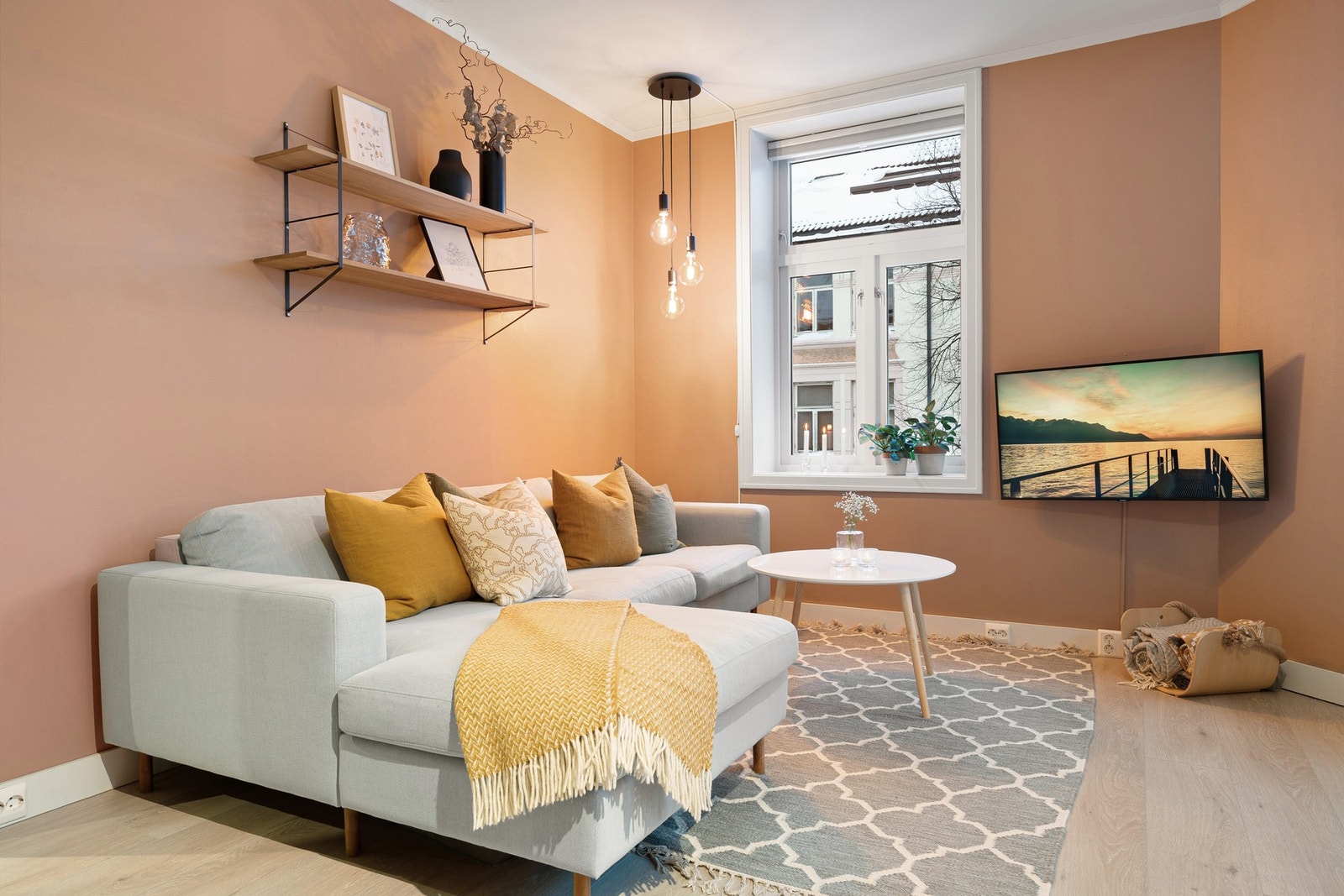 Romslig stue på 19,4 m² med god plass til ønsket møblering. Galleribilde