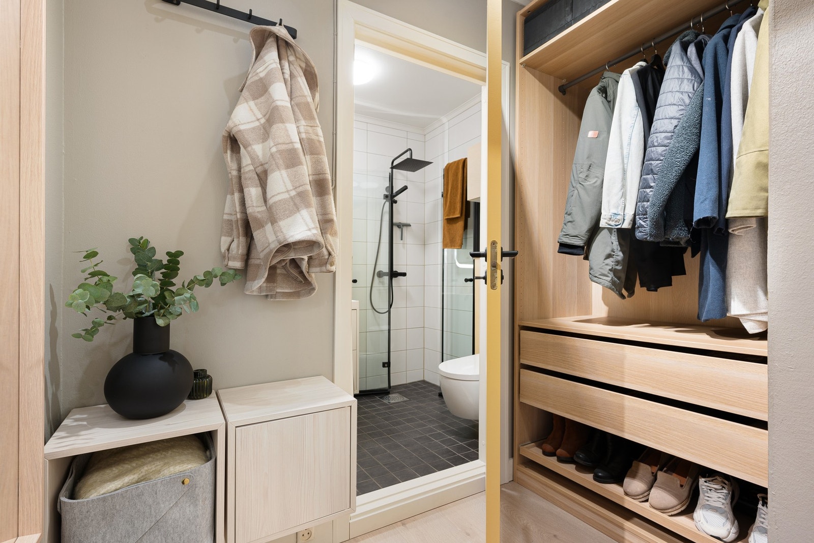 Innbydende entré på 4,3 m² med god plass til oppbevaring av sko og annet yttertøy. Galleribilde