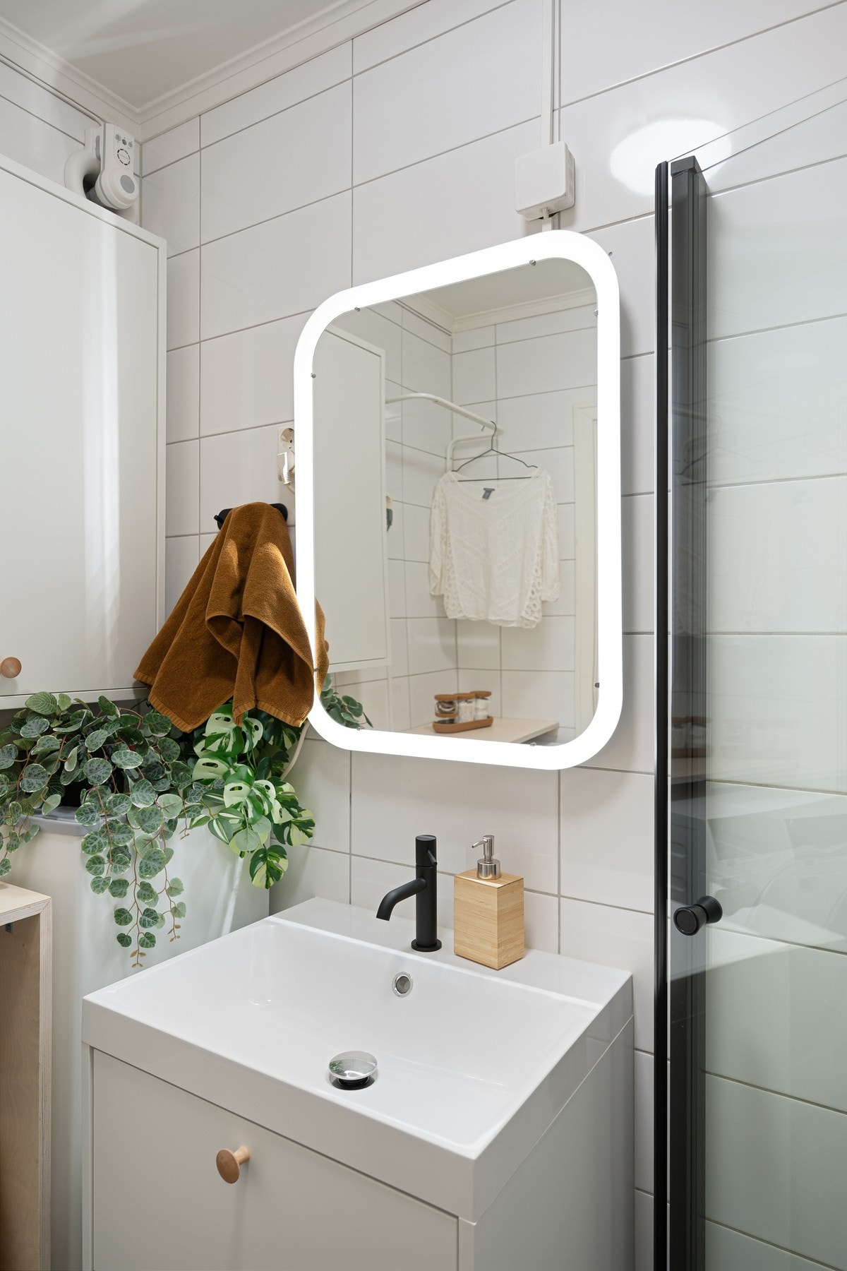 Ny servantinnredning ble byttet i 2024, nye dusjdører og WC ble byttet i 2022. Galleribilde