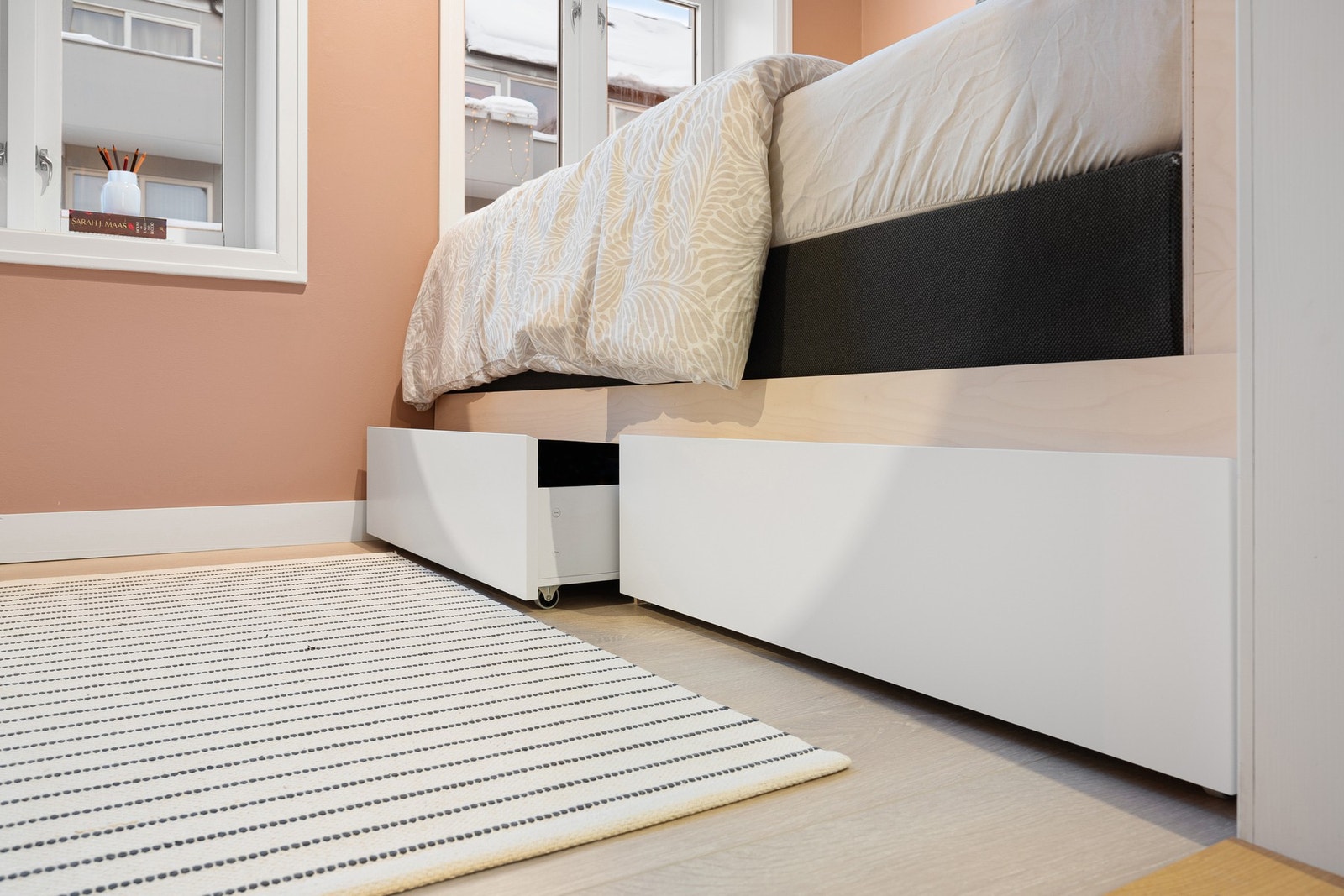 Praktiske skuffer til lagring som er innebygd i sengen. Galleribilde
