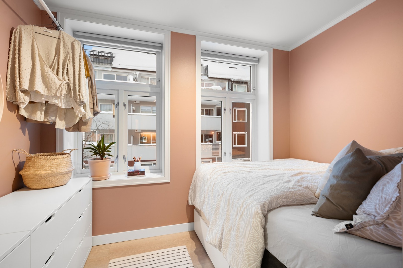 Soverommet er på 6,5 m² med store vindusflater. Galleribilde