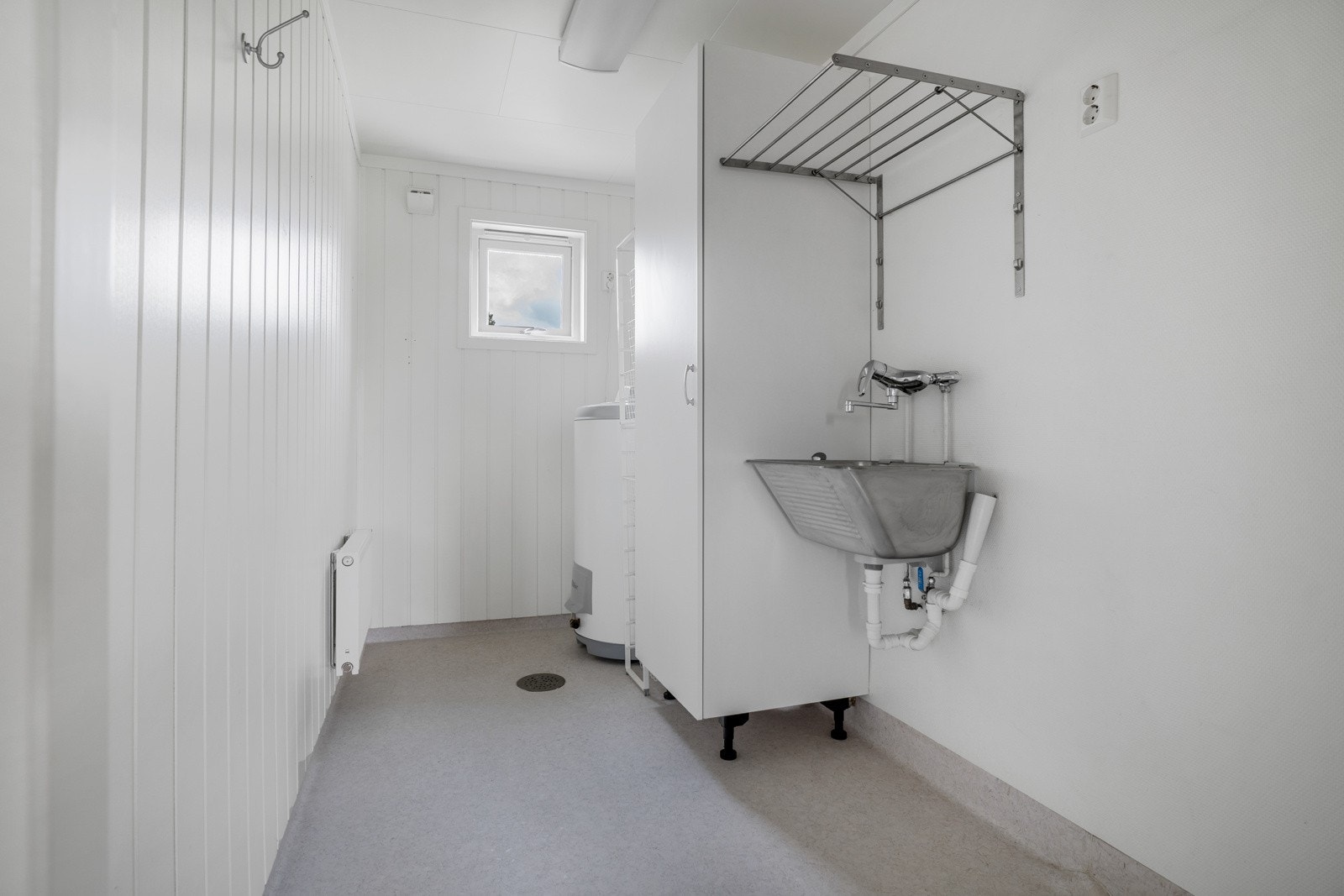 Praktisk med eget vaskerom hvor du kan gjemme klesvasken. Her er det vinylbelegg på gulv og elektriske varmekabler. Galleribilde