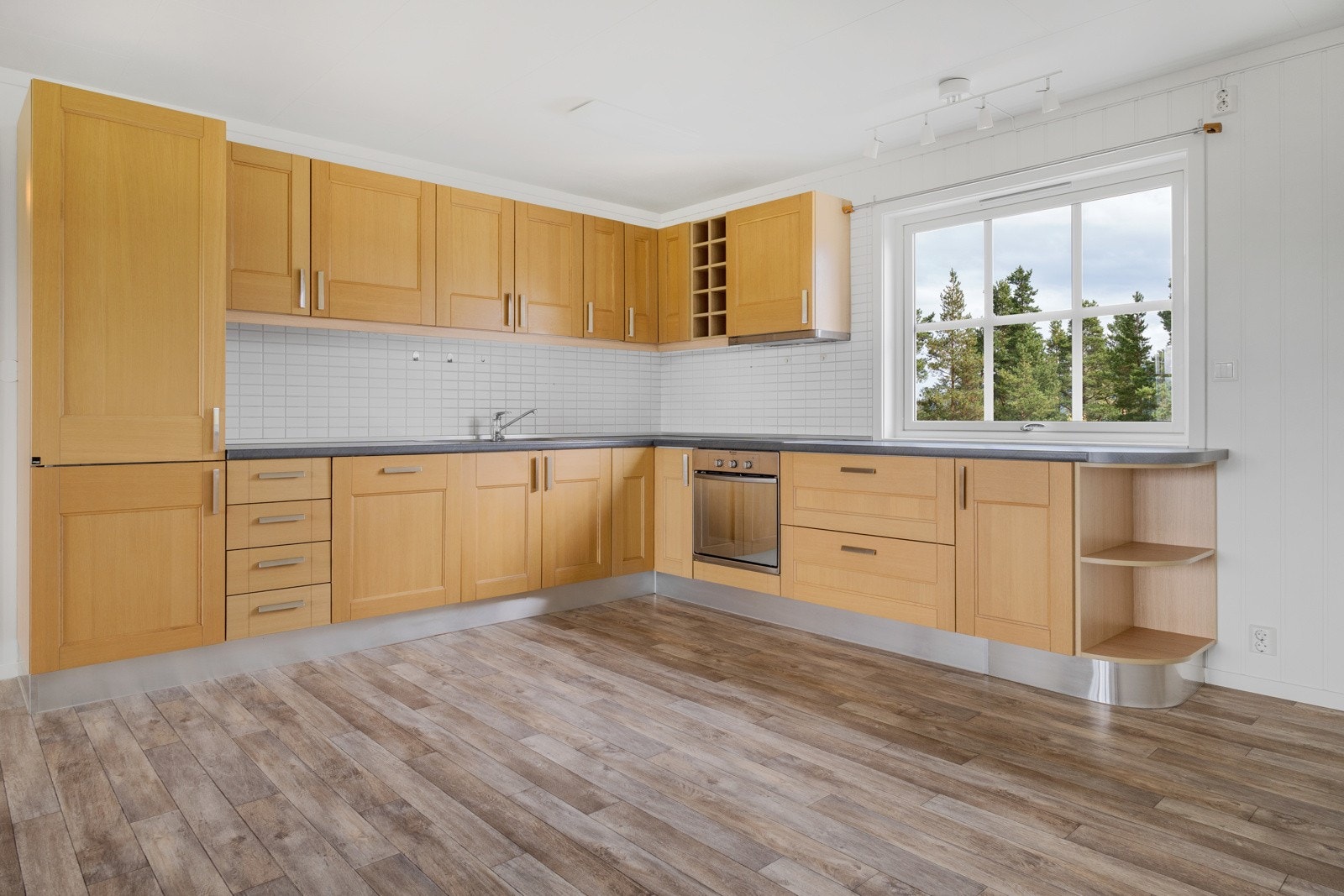 Innredning i laminat med profilerte fronter og benkeplate i laminat. Galleribilde