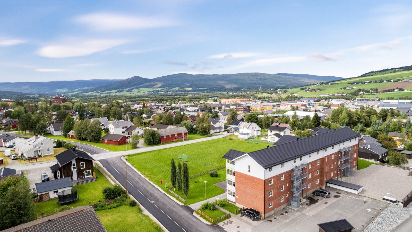 Leiligheten ligger ca 600 m fra Tynset sentrum med gangavstand fra skole, barnehage, idrettshall, sykehus mm. Galleribilde