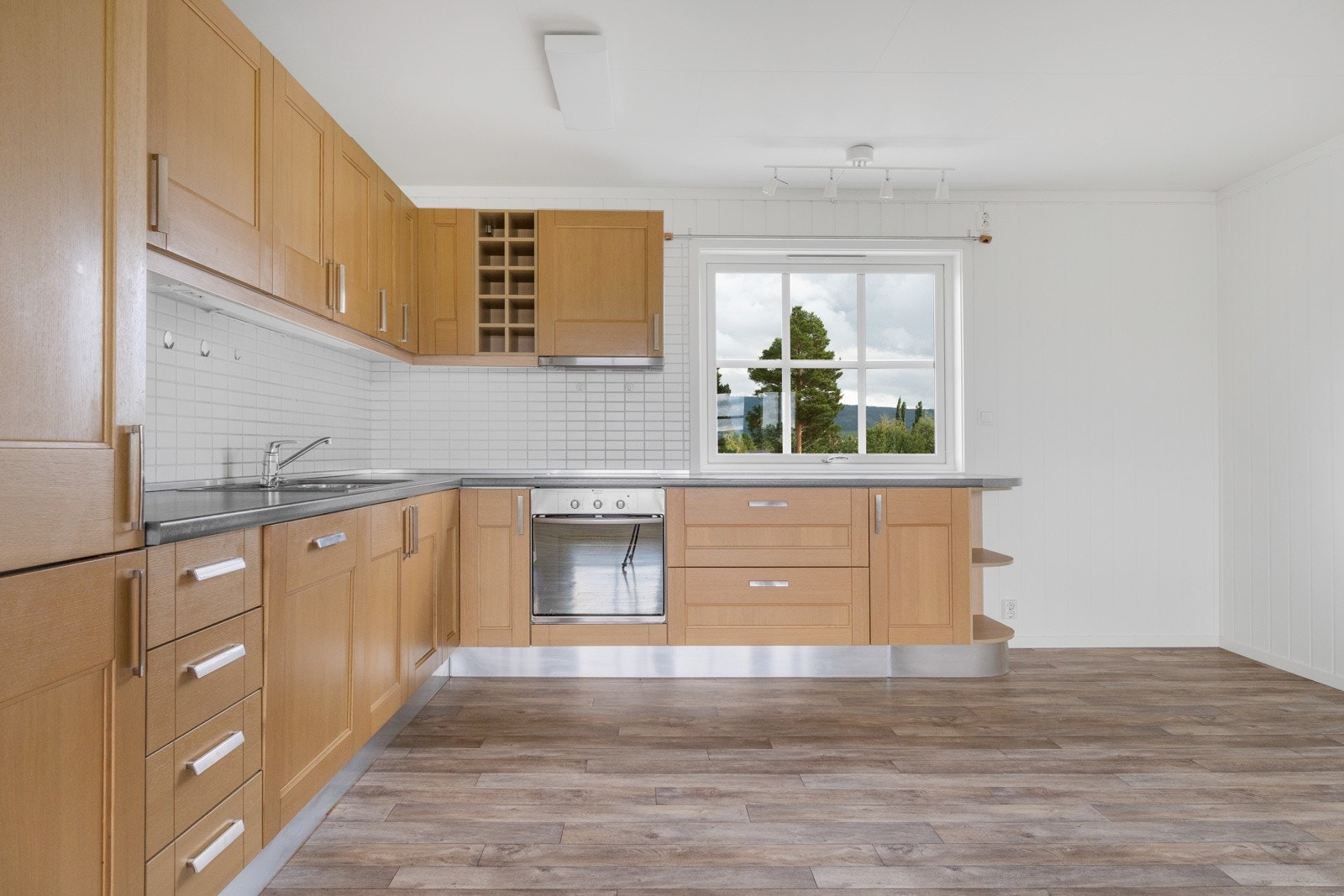 Innebygd kjøle- og fryseskap, oppvaskmaskin, stekeovn og nedfelt koketopp. Galleribilde