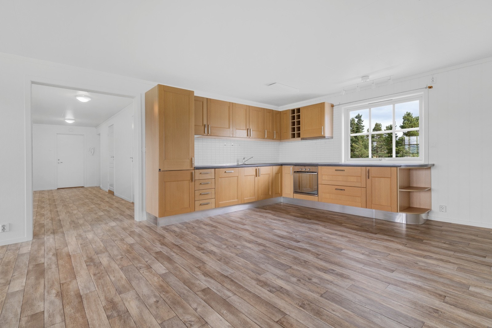 Kjøkkenet ligger i åpen løsning mot kjøkkenet som skaper et sosialt og trivelig rom. Galleribilde