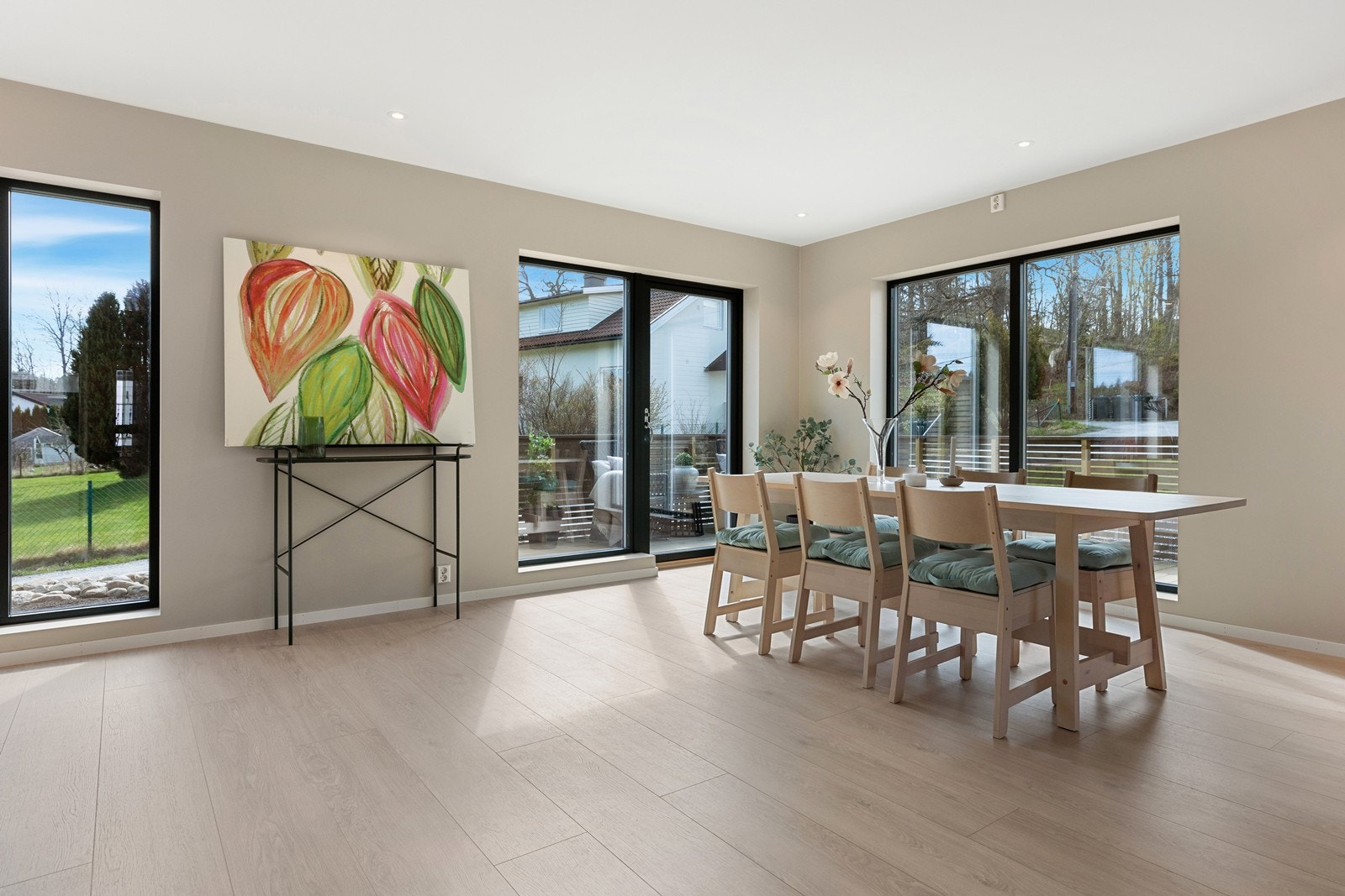 I stuen er det gode vindusflater som gir rikelig med naturlig lys Galleribilde