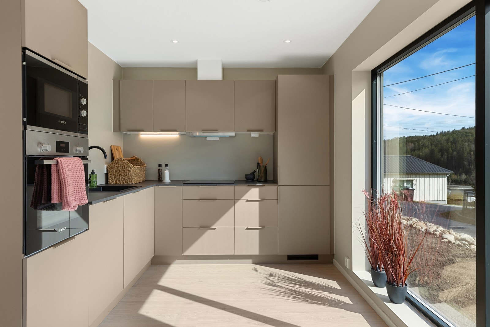 Det er integrert oppvaskmaskin, ovn, platetopp og mikroovn Galleribilde