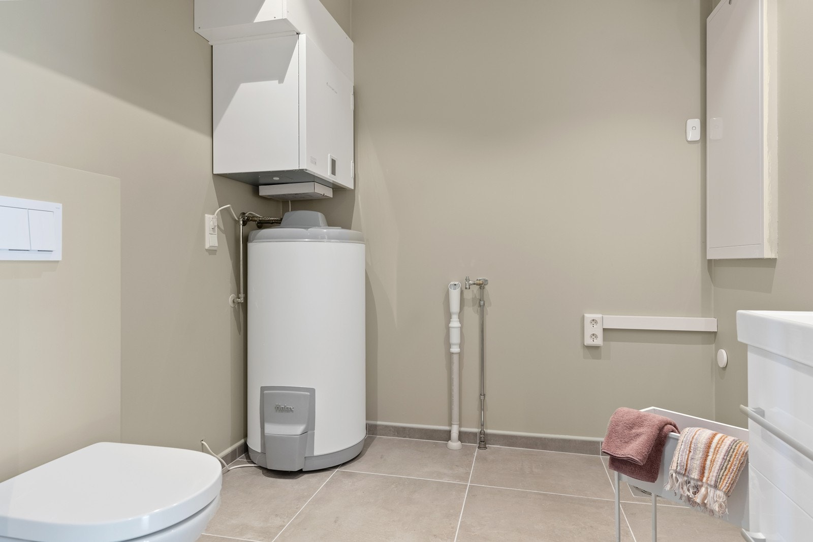 Det er varmekabler i gang, bad og wc/teknisk rom/vaskerom Galleribilde