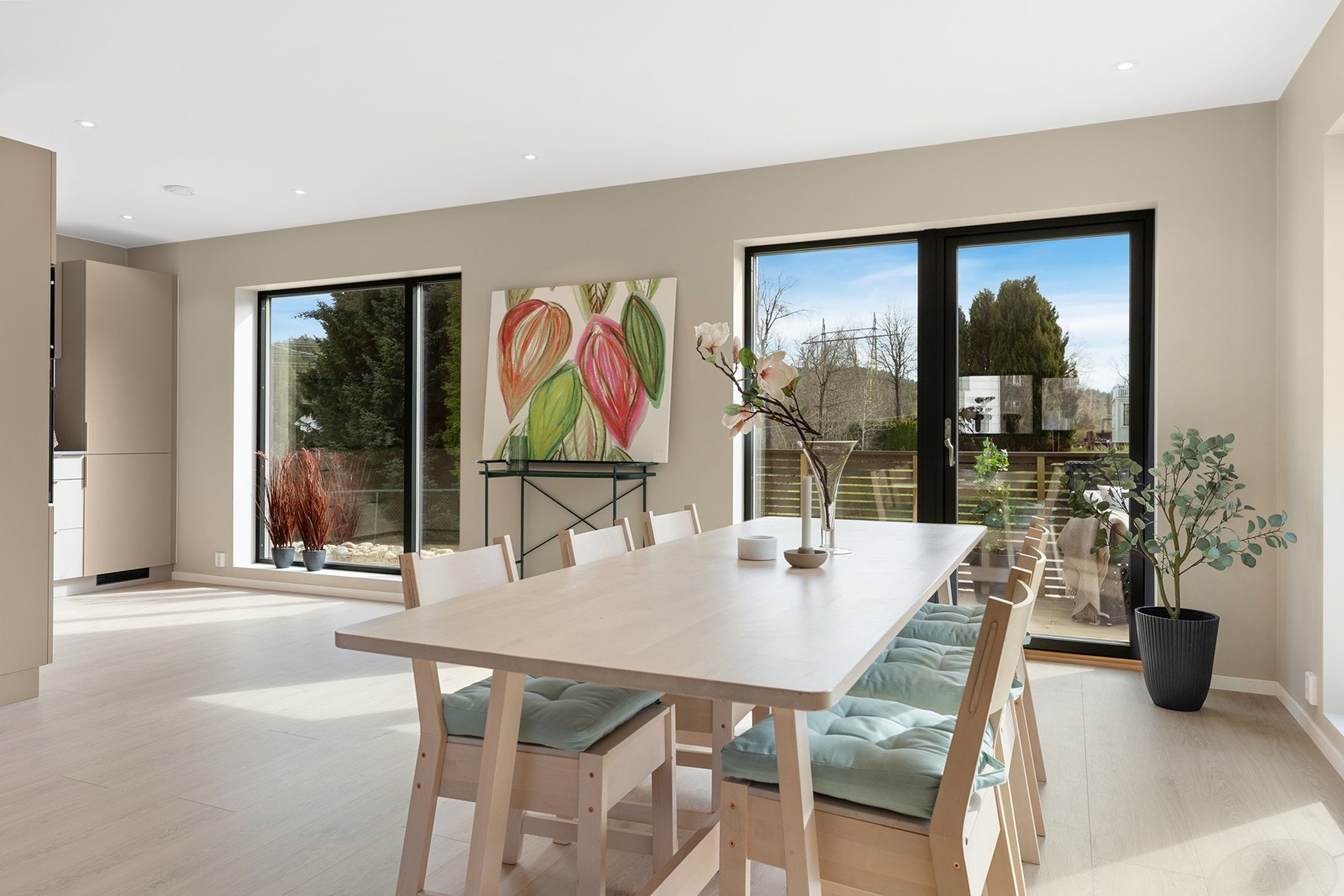 Stue/kjøkken vender mot vest og har gode solforhold Galleribilde